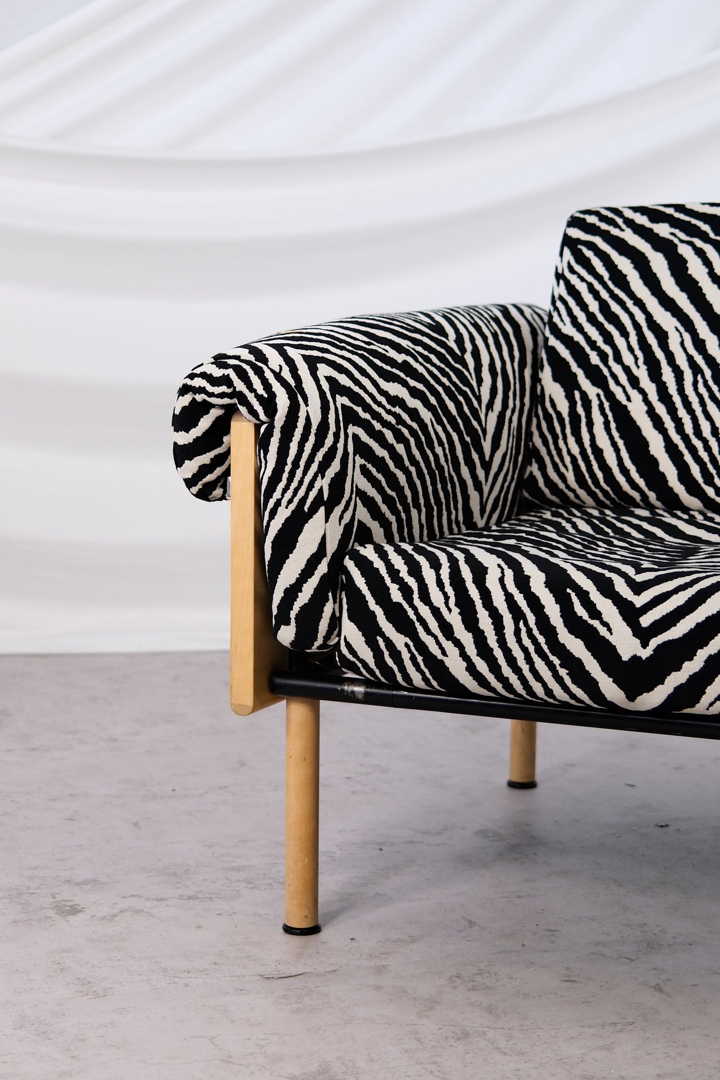 Yrjö Kukkapuro Ateljee -nojatuoli, Zebra-verhoilu, 1960-luku