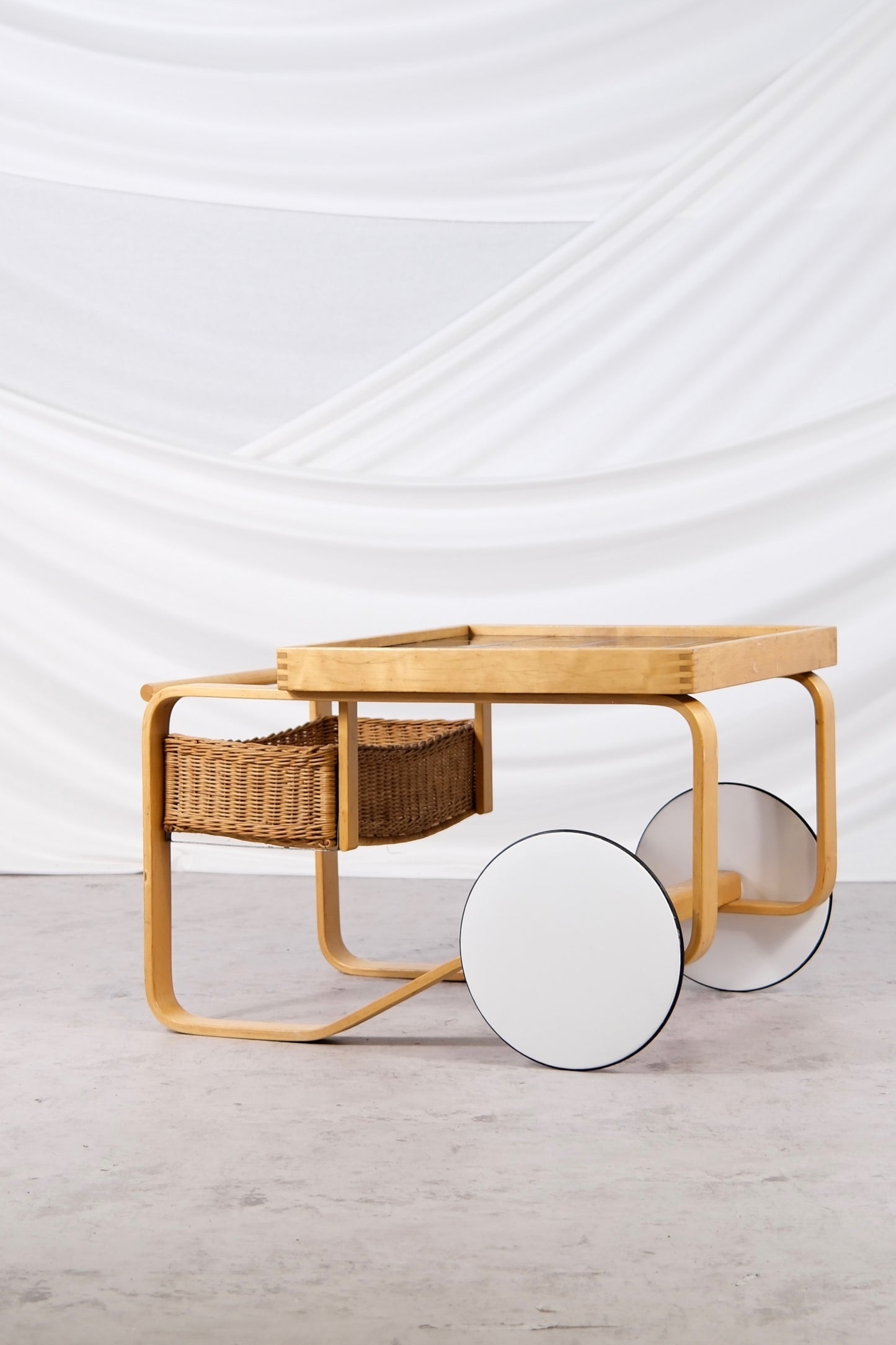 Tarjoiluvaunu malli 900 – Alvar Aalto, valmistaja Artek, 1980–1990-luku