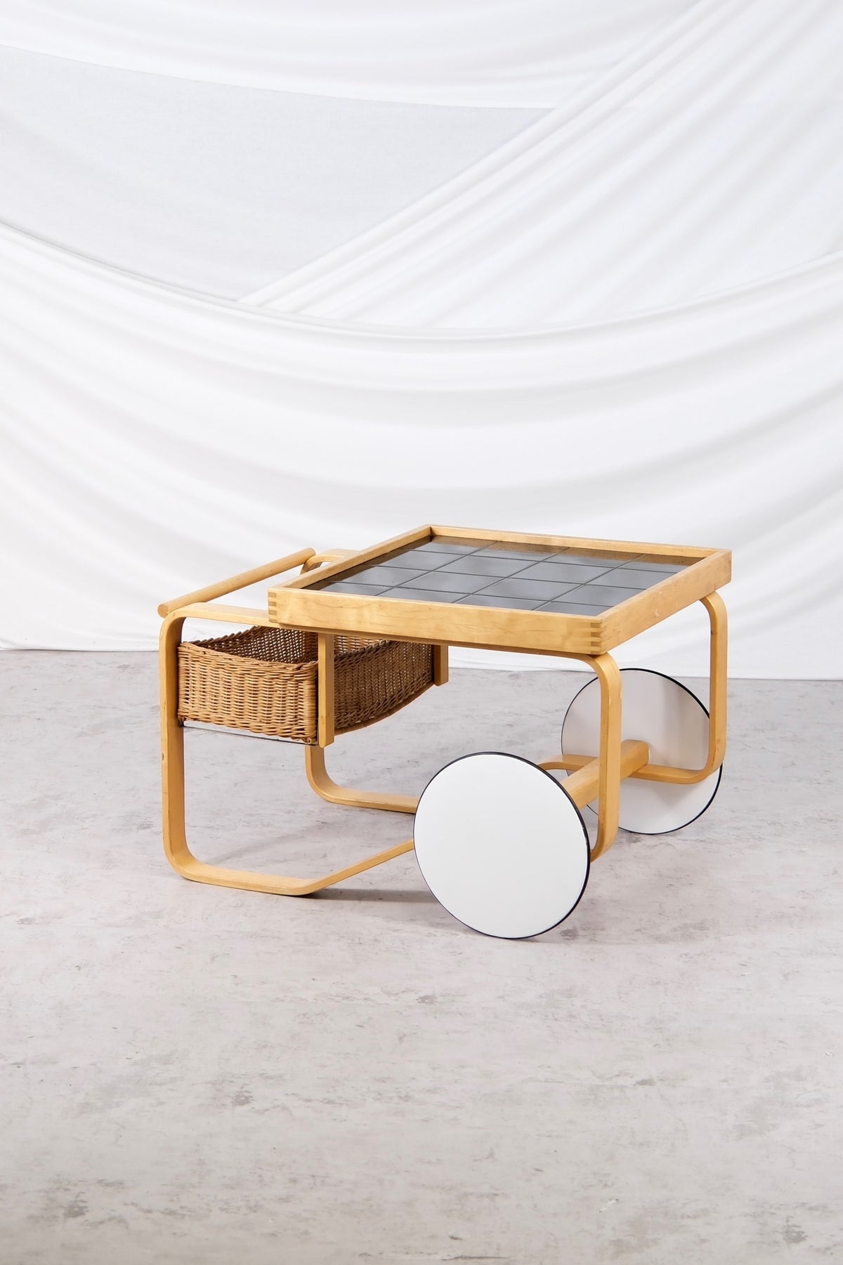 Tarjoiluvaunu malli 900 – Alvar Aalto, valmistaja Artek, 1980–1990-luku