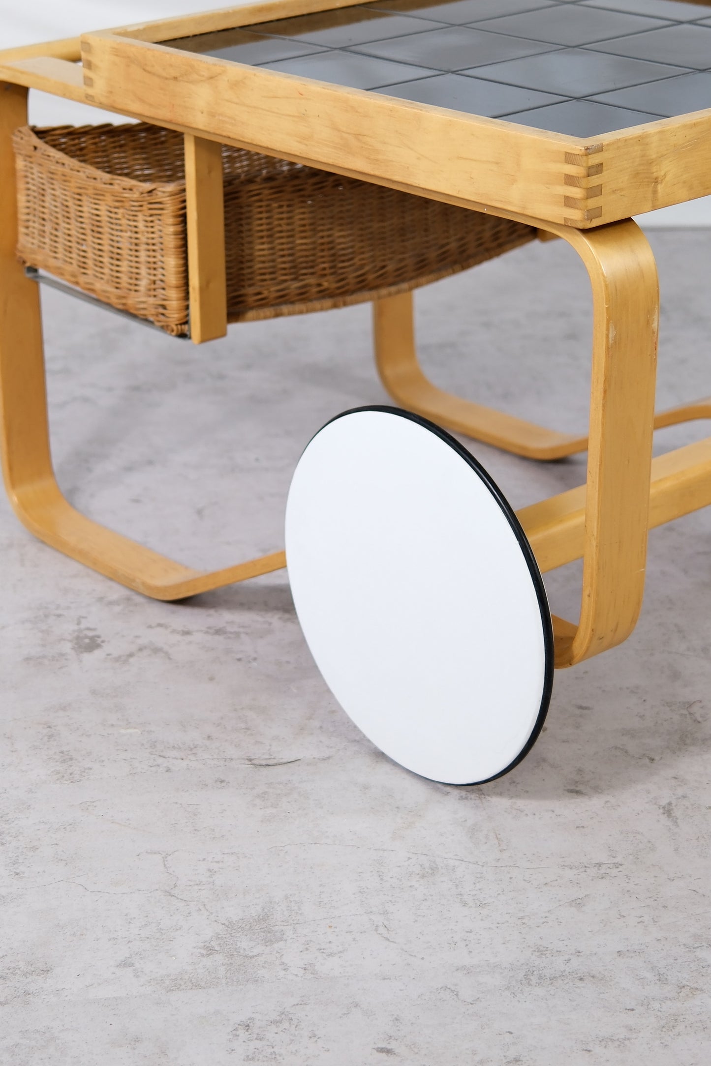 Tarjoiluvaunu malli 900 – Alvar Aalto, valmistaja Artek, 1980–1990-luku