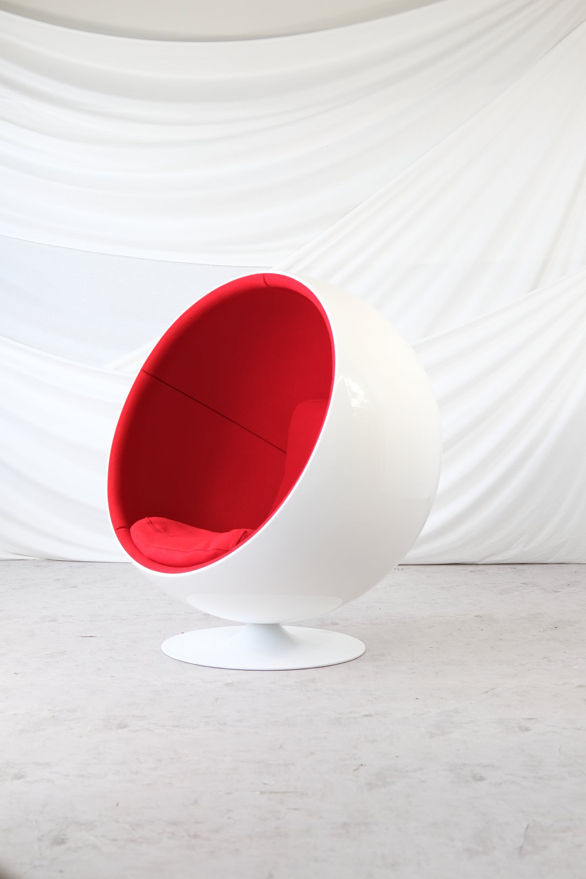 Eero Aarnio Ball-tuoli, punainen kangasverhoilu