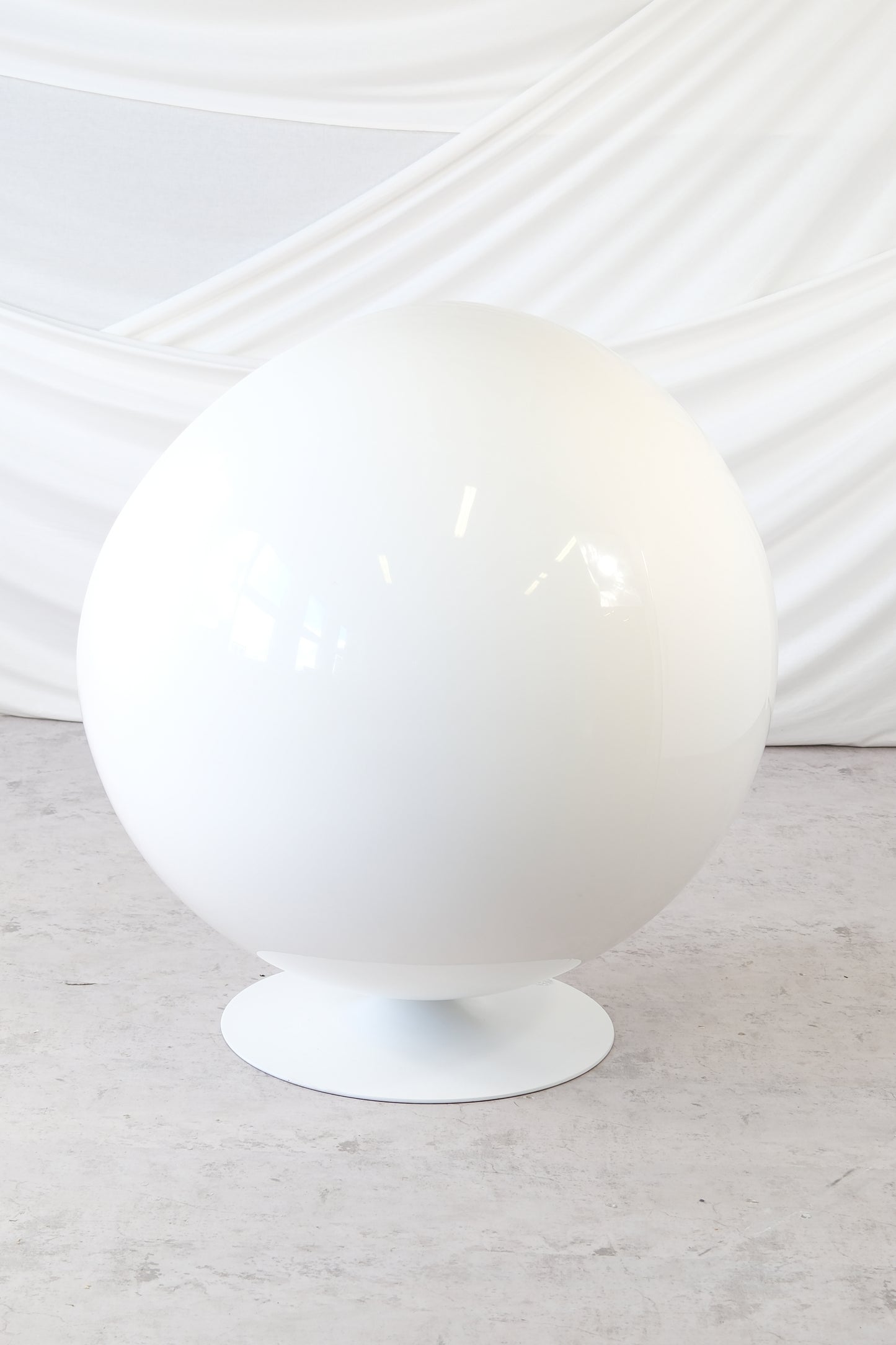 Eero Aarnio Ball-tuoli, punainen kangasverhoilu