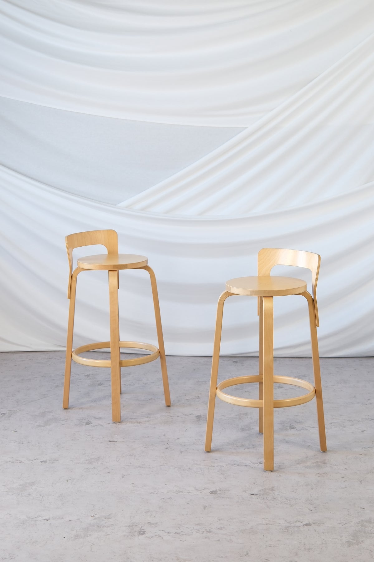 Alvar Aalto Artek 64 -selkänojalliset baarijakkarat, 2006