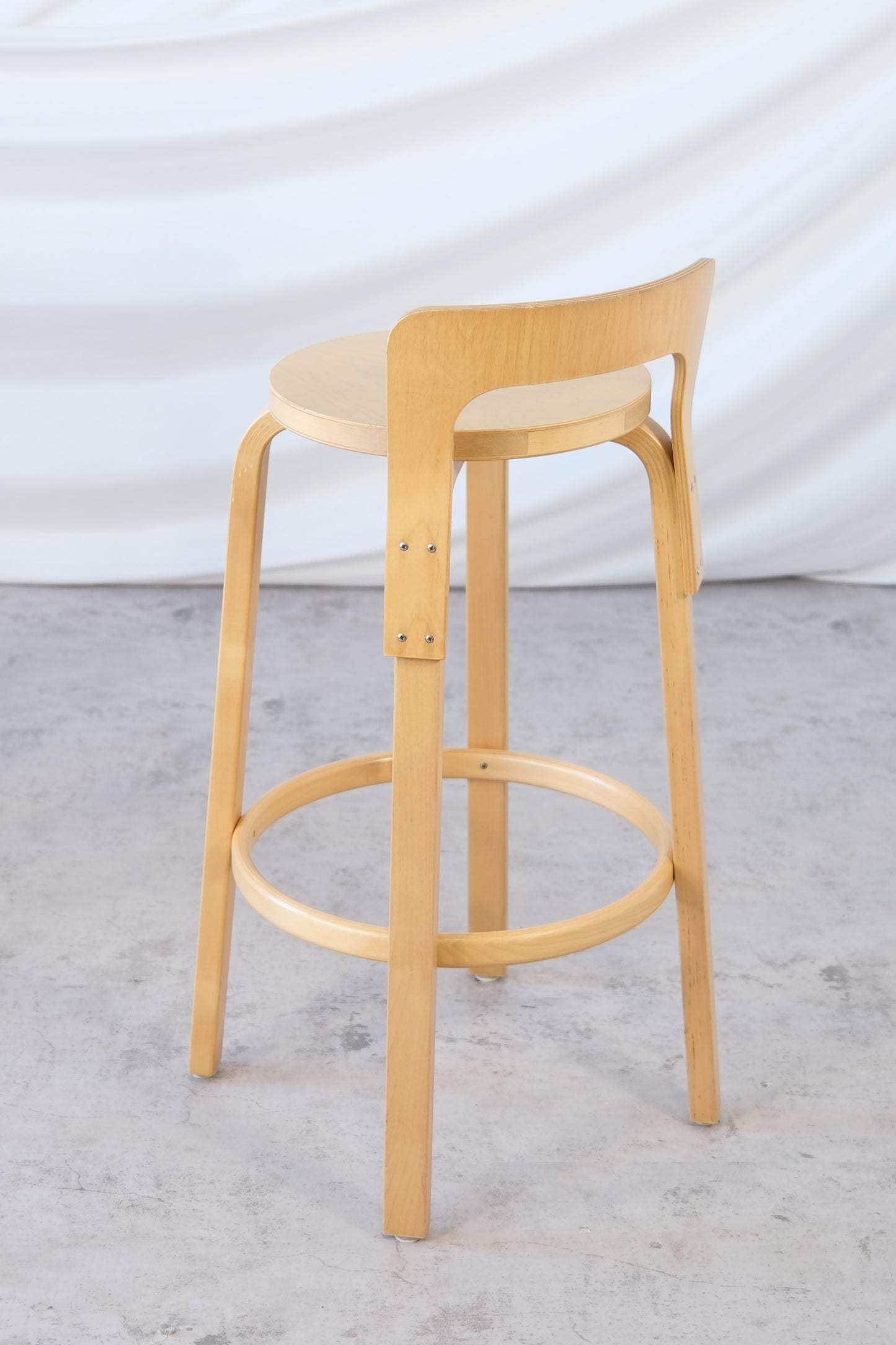 Alvar Aalto Artek 64 -selkänojalliset baarijakkarat, 2006