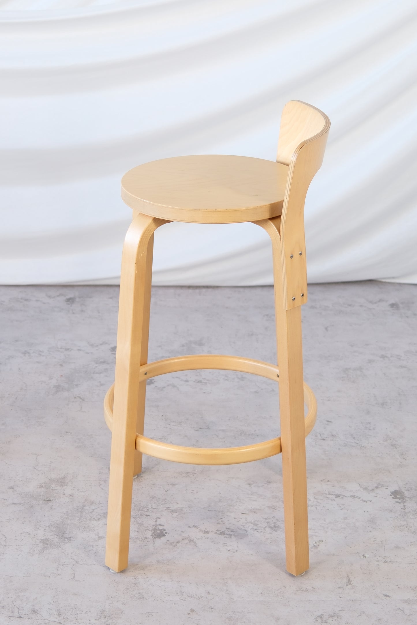 Alvar Aalto Artek 64 -selkänojalliset baarijakkarat, 2006