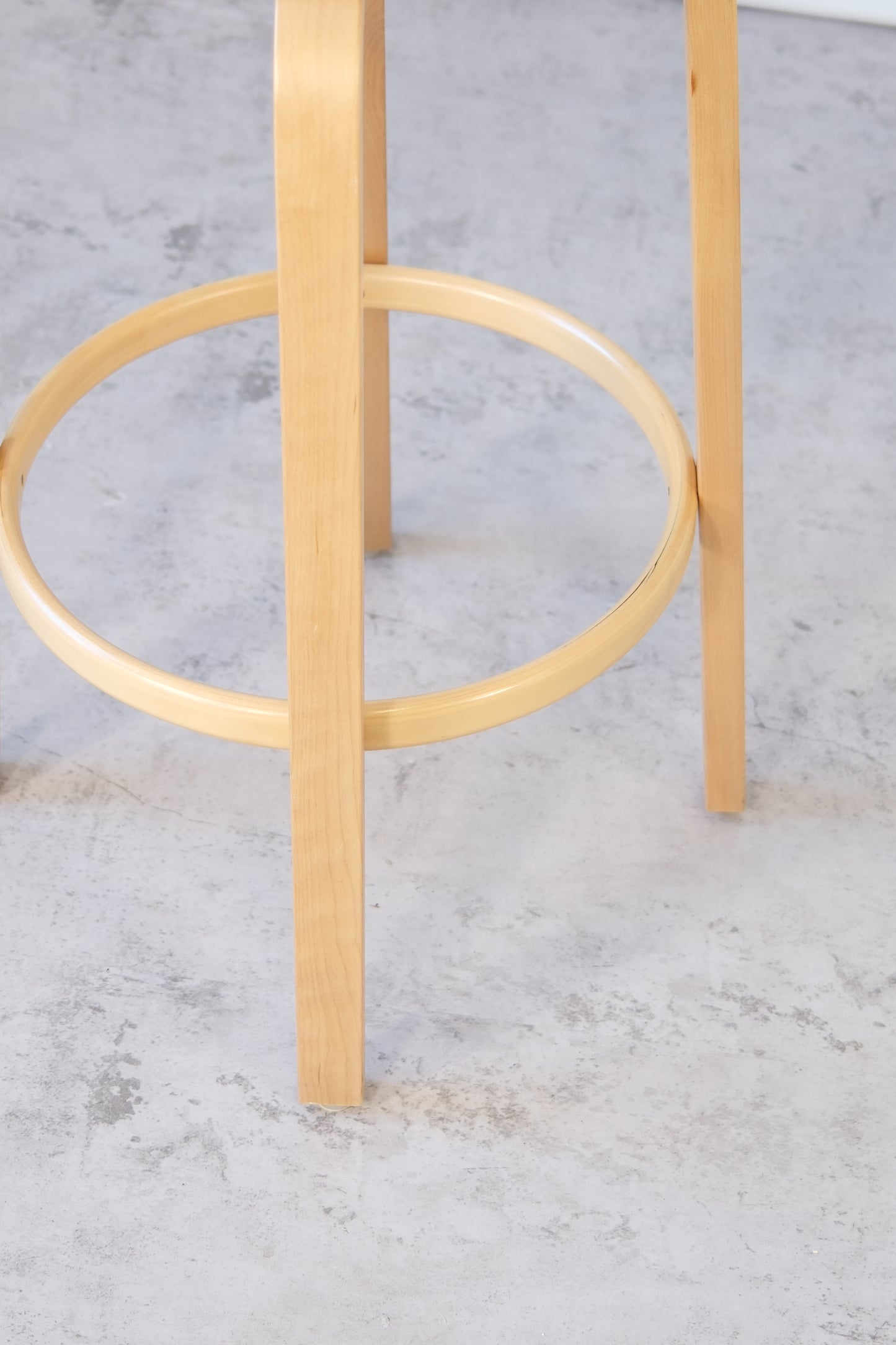 Alvar Aalto Artek 64 -selkänojalliset baarijakkarat, 2006