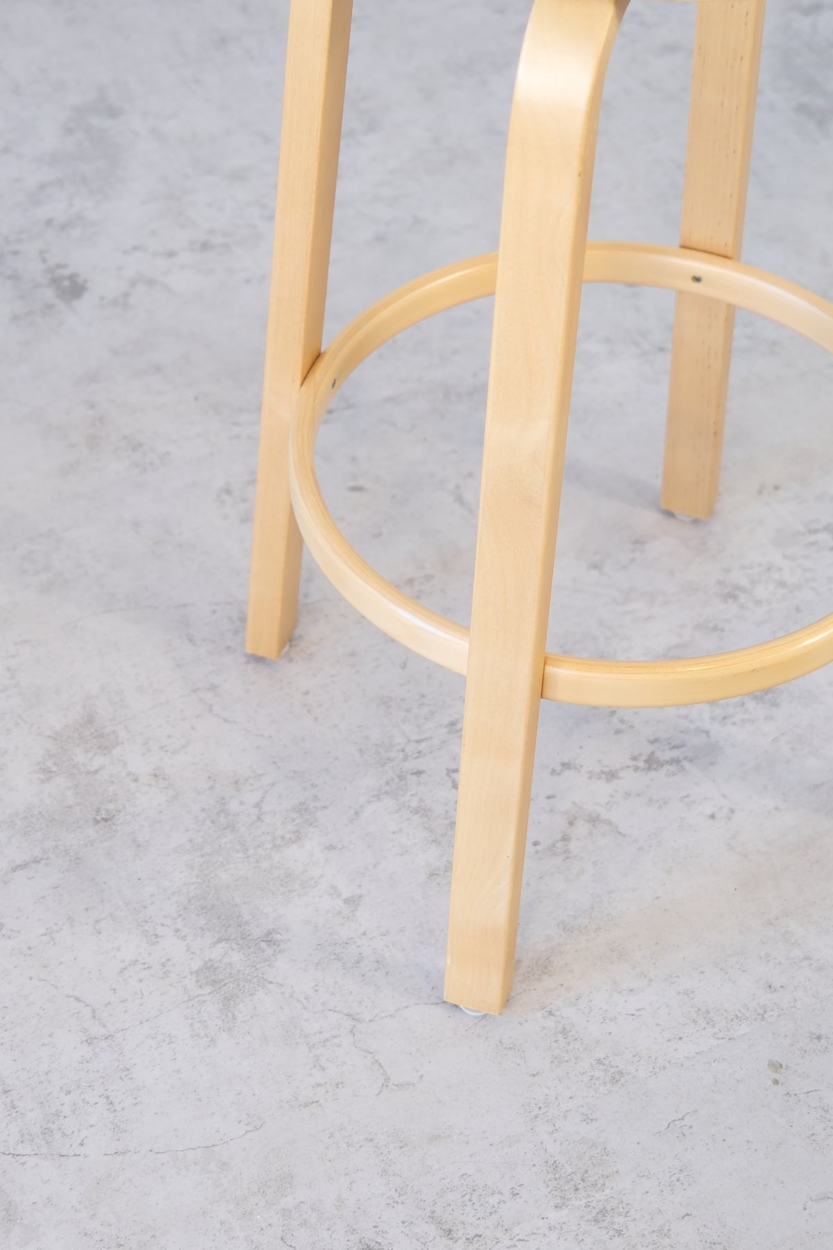 Alvar Aalto Artek 64 -selkänojalliset baarijakkarat, 2006