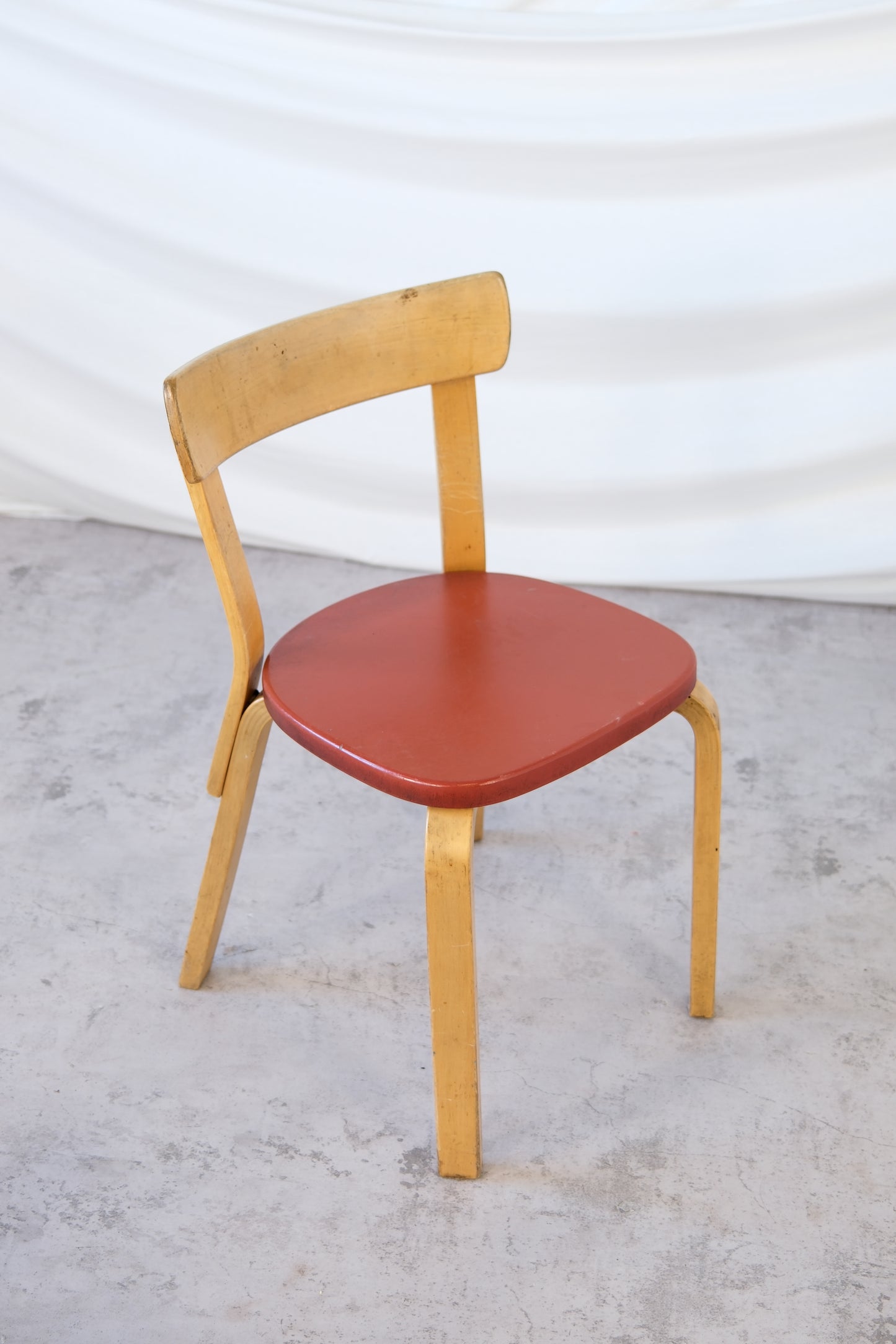 Artek 69 -tuolit, punainen nahkaverhoilu