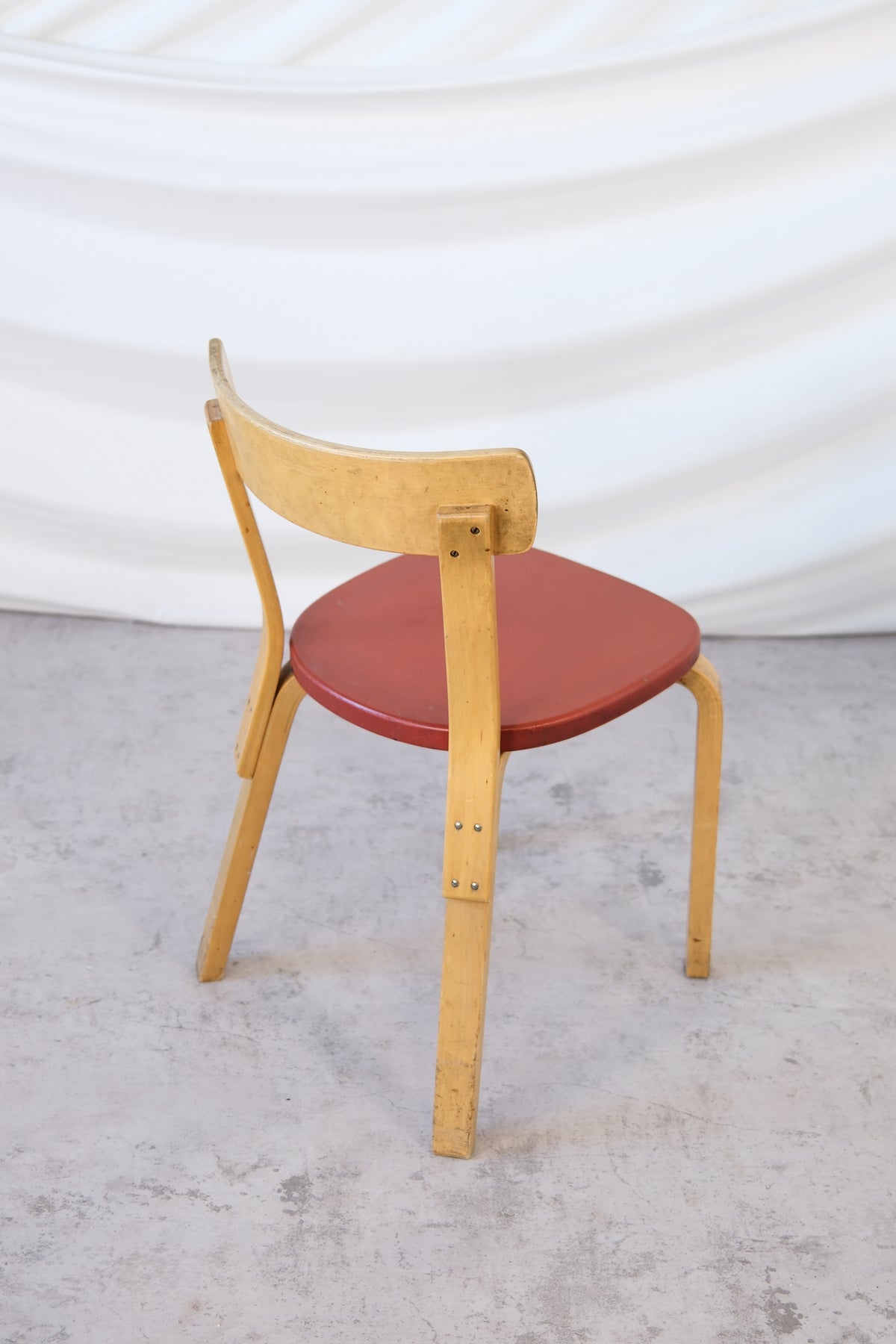 Artek 69 -tuolit, punainen nahkaverhoilu
