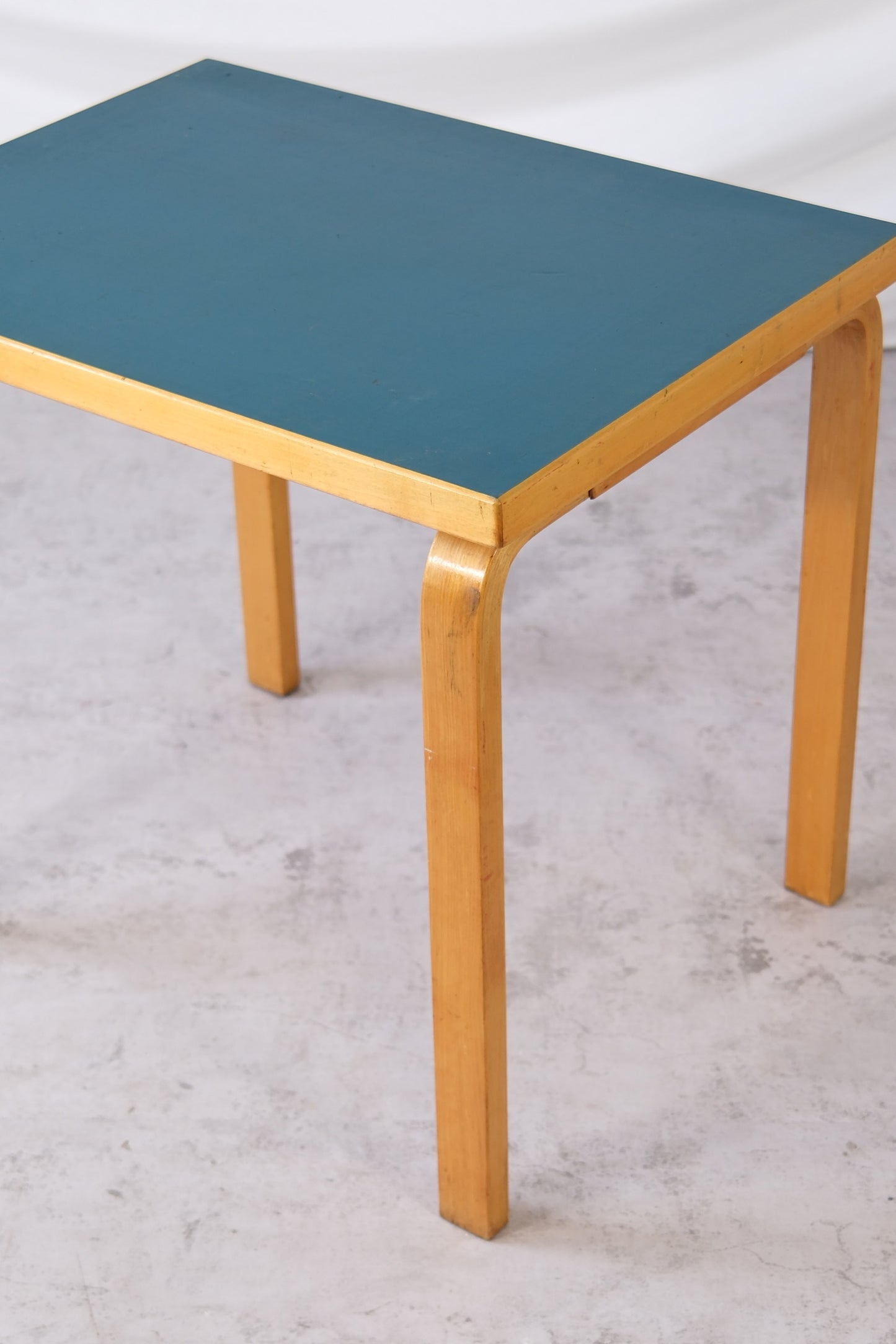 Alvar Aalto -pöytä sinisellä linoleumikannella, 1950-luku