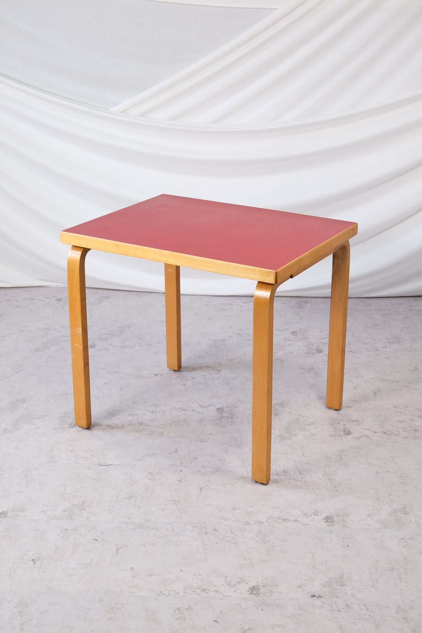 Alvar Aalto -pöytä punaisella linoleumikannella, 1950-luku