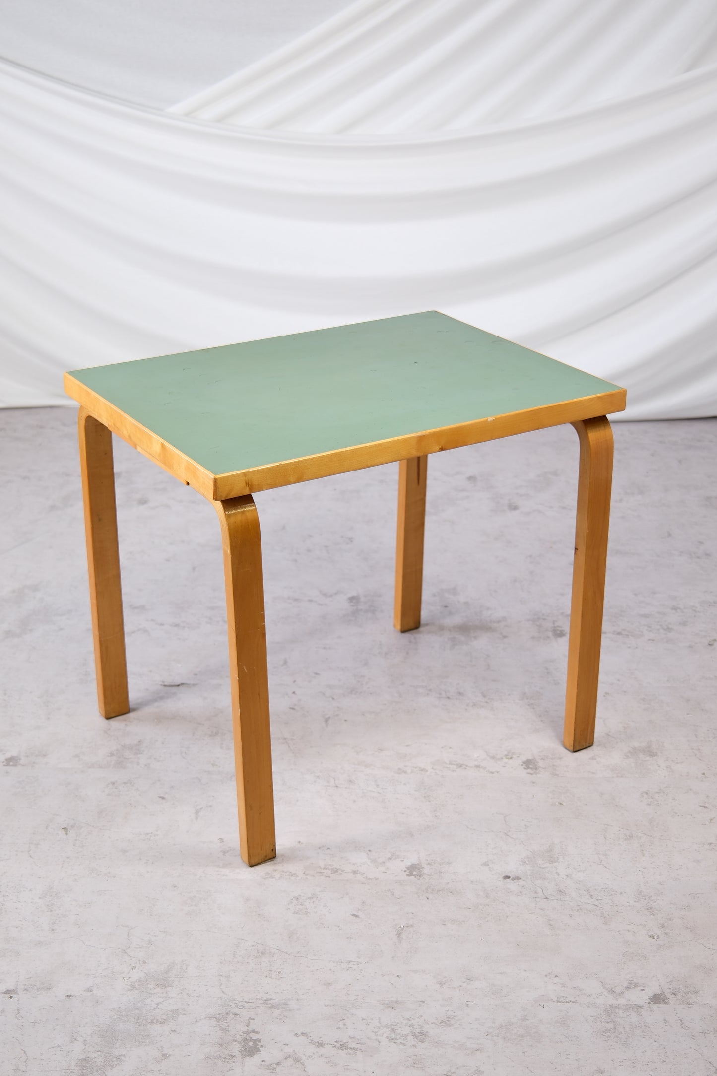 Alvar Aalto -pöytä vihreällä linoleumikannella, 1950-luku