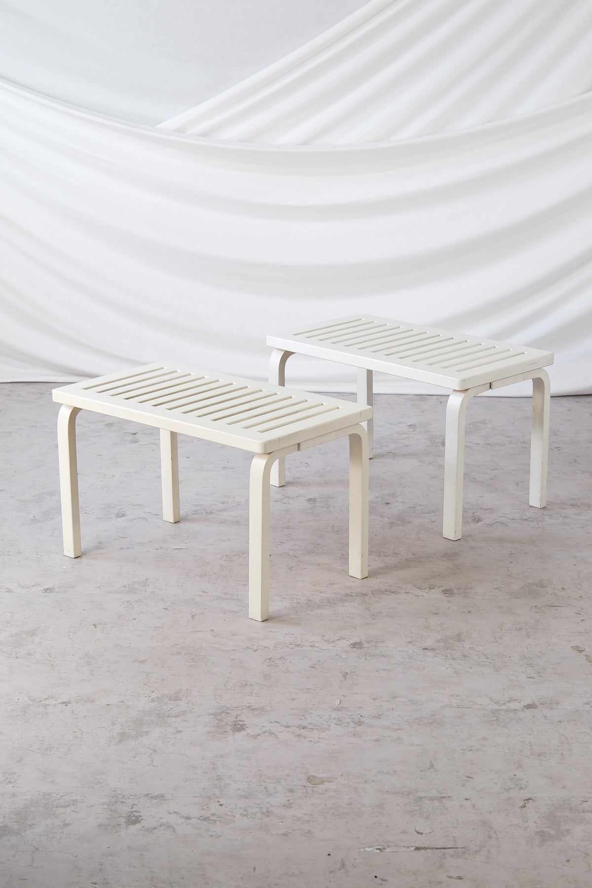 Artek 153B -penkki, 2 saatavilla