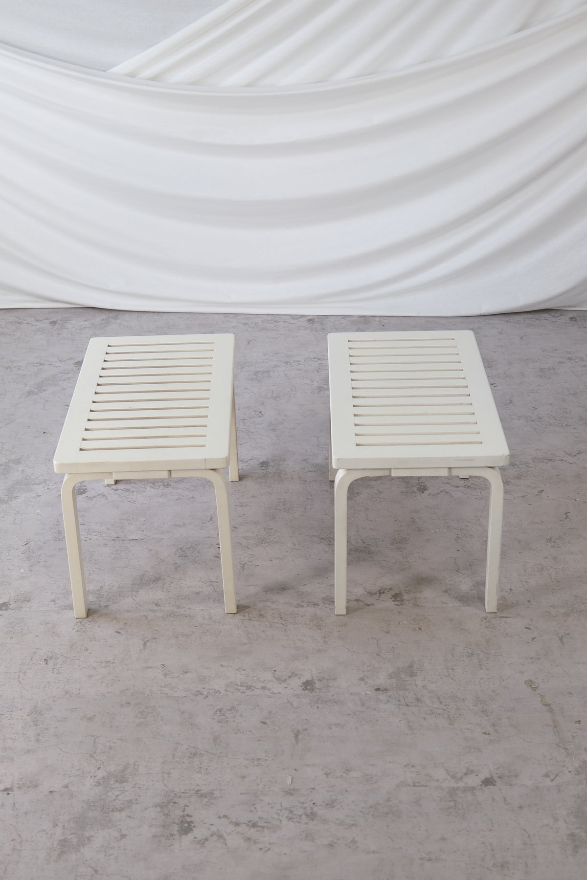 Artek 153B -penkki, 2 saatavilla