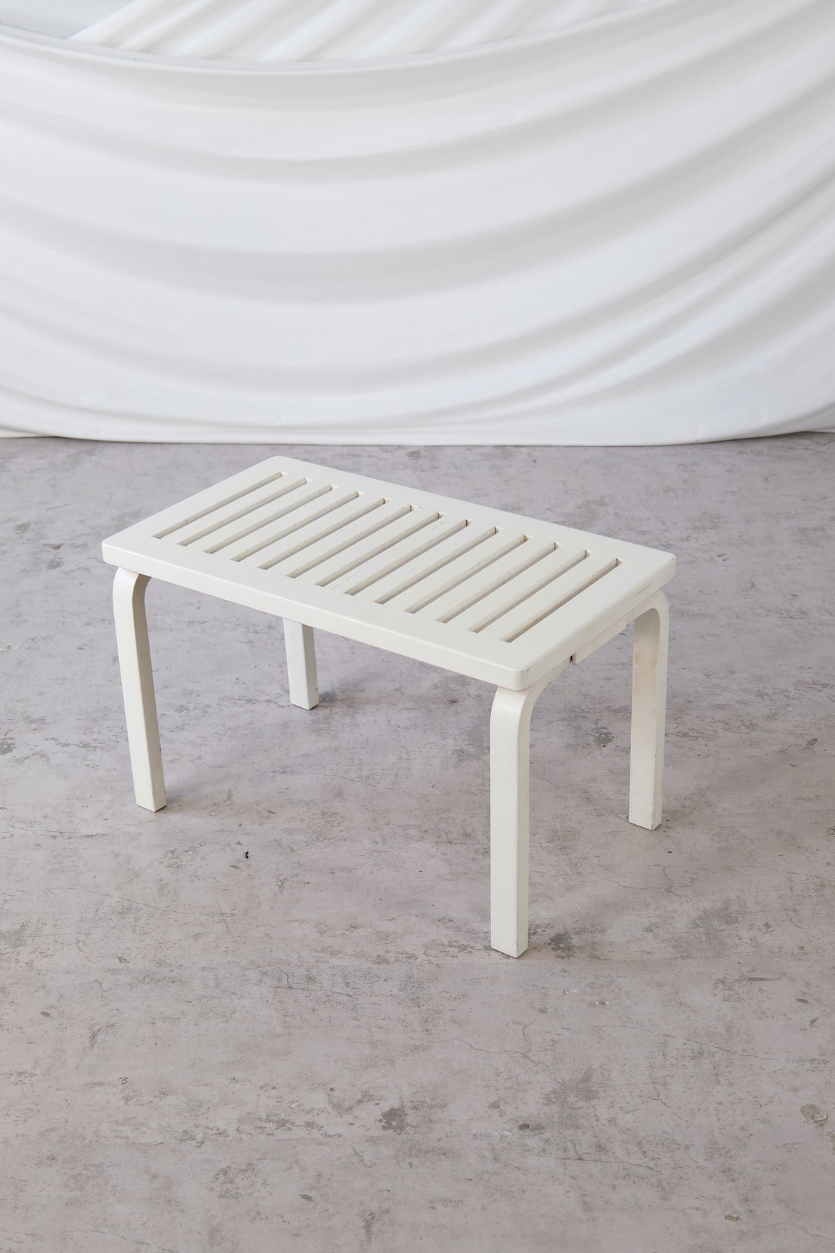 Artek 153B -penkki, 2 saatavilla