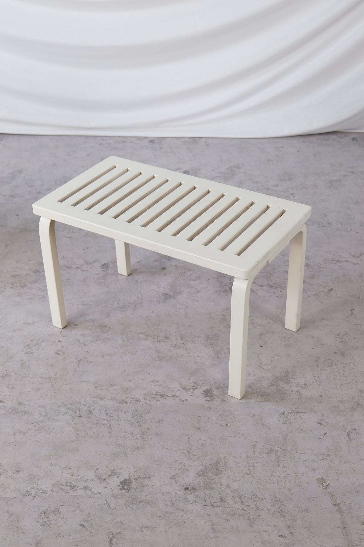 Artek 153B -penkki, 2 saatavilla