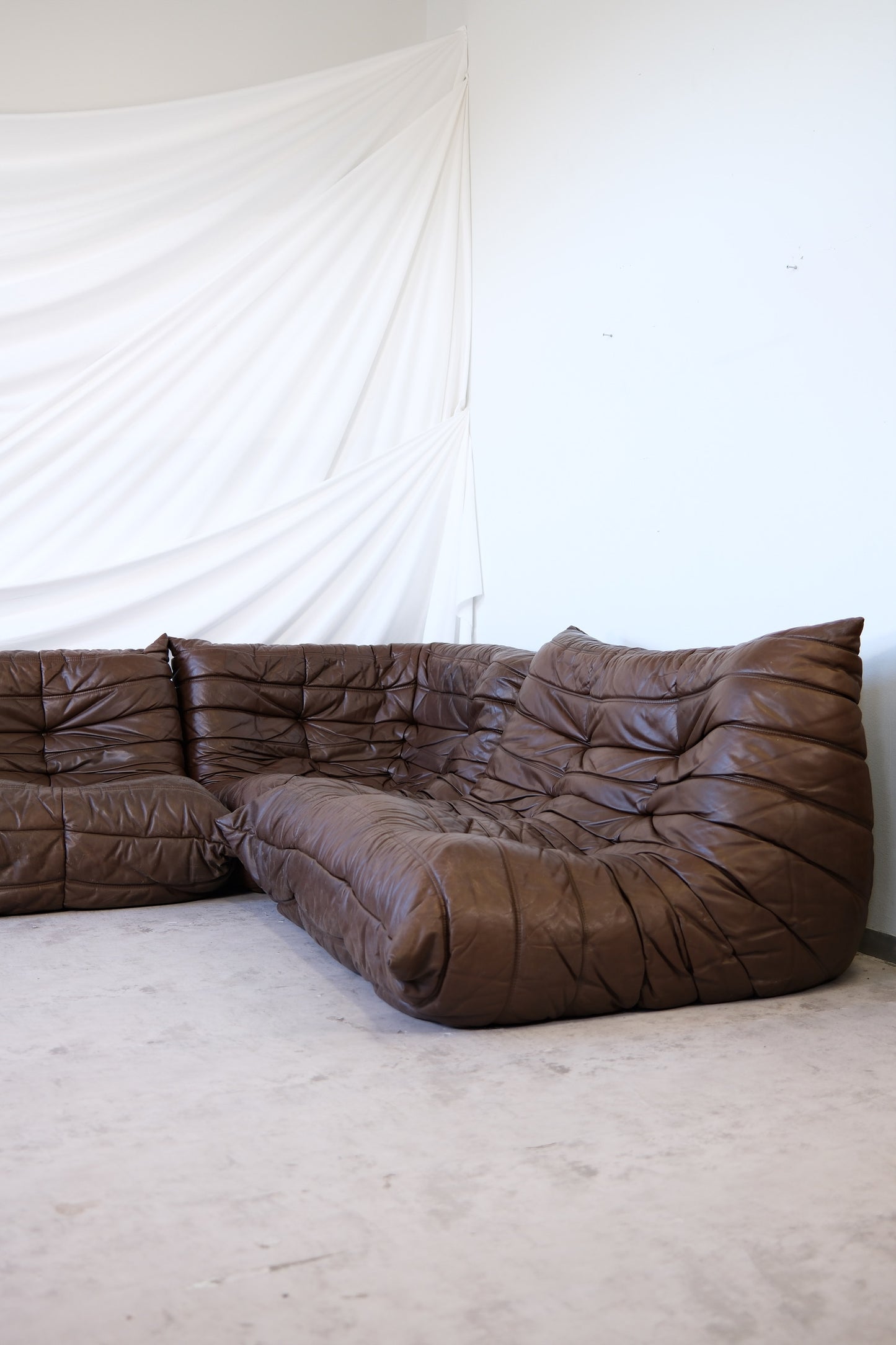 Ligne Roset Togo -sohvaryhmä, tummanruskea nahka
