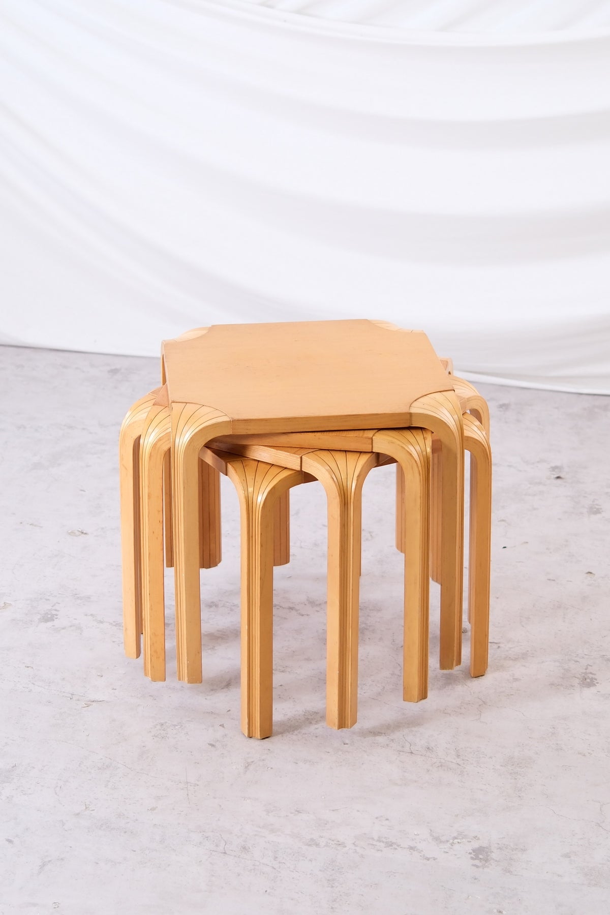 Artek X601 viuhkajalkaiset jakkarat
