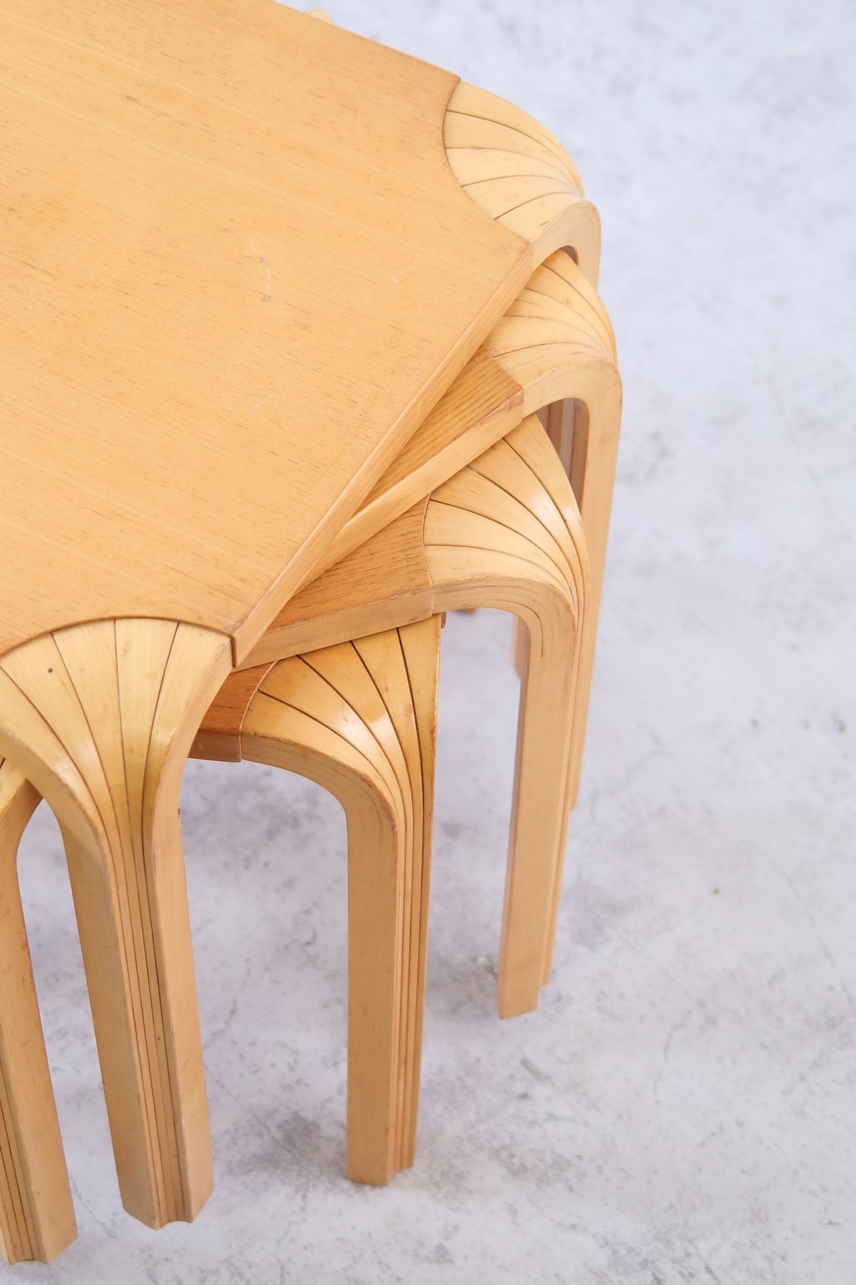 Artek X601 viuhkajalkaiset jakkarat