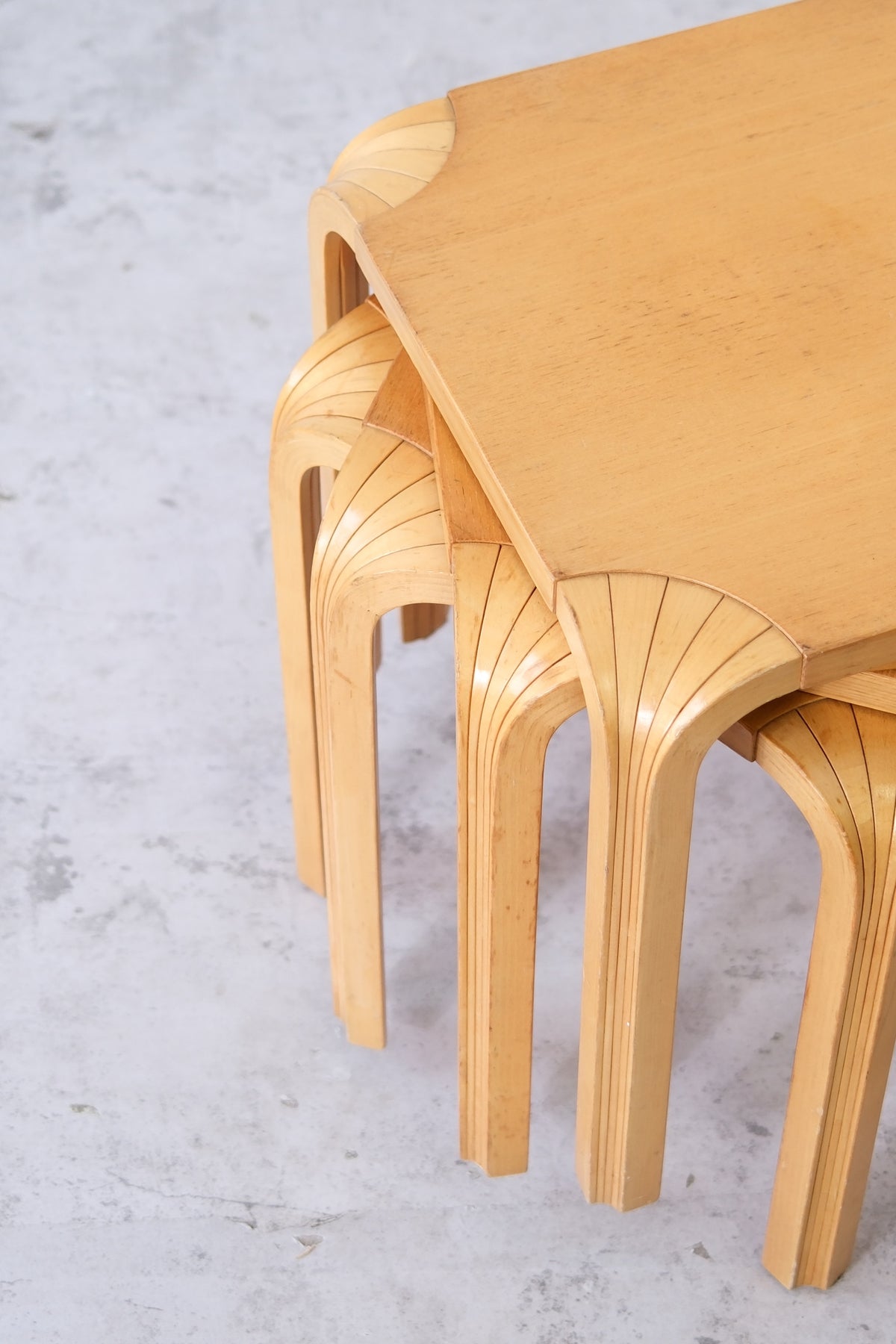 Artek X601 viuhkajalkaiset jakkarat