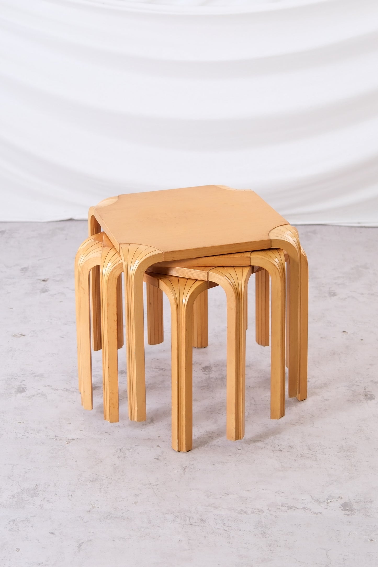 Artek X601 viuhkajalkaiset jakkarat