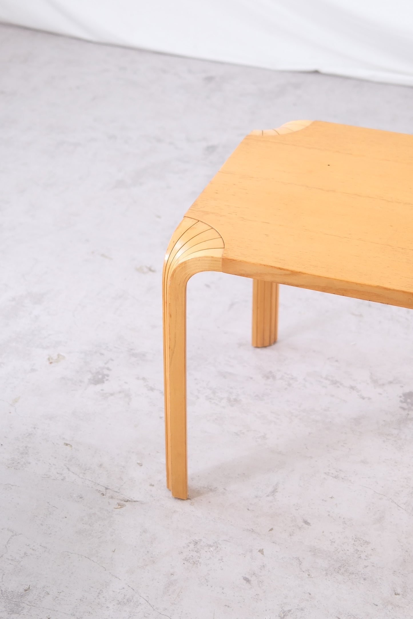 Artek X601 viuhkajalkaiset jakkarat
