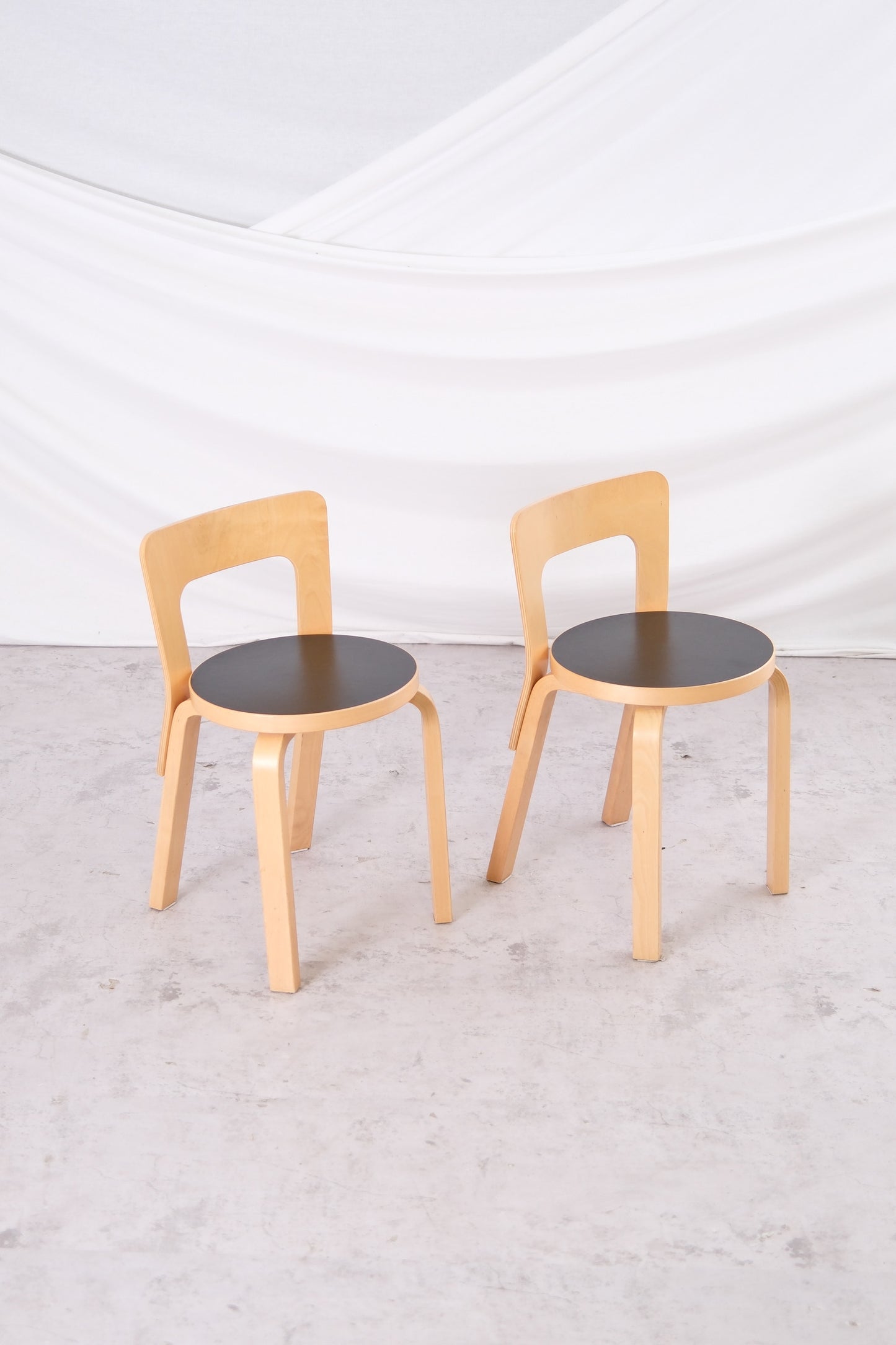 Artek 65 -tuolit, musta linoleumi