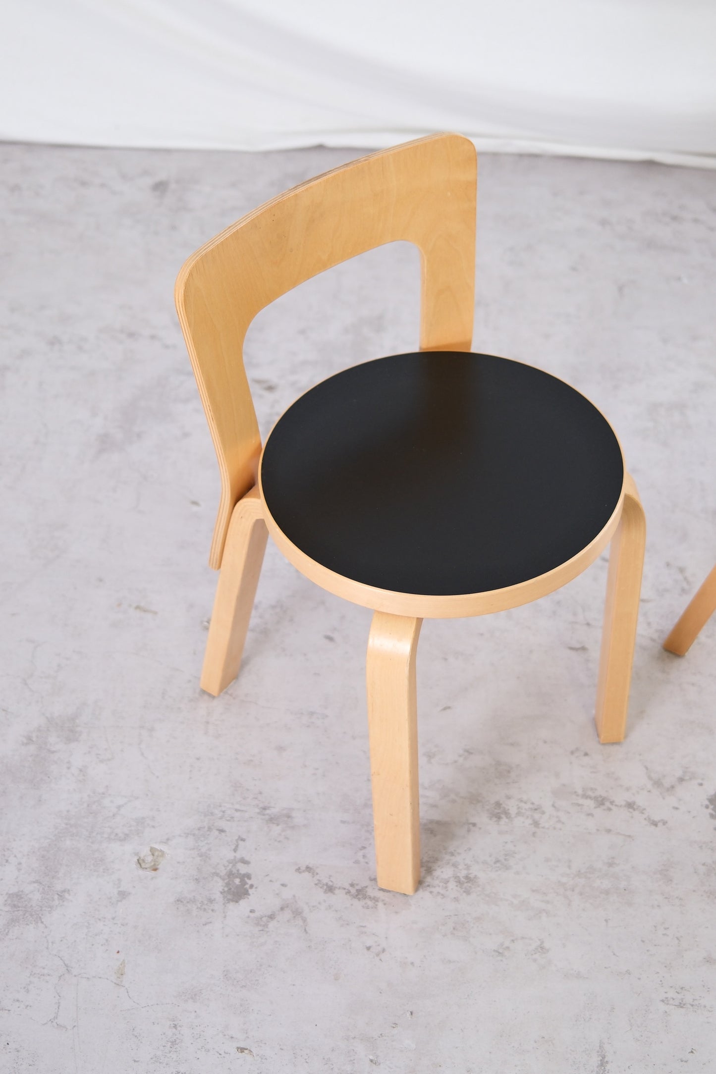 Artek 65 -tuolit, musta linoleumi