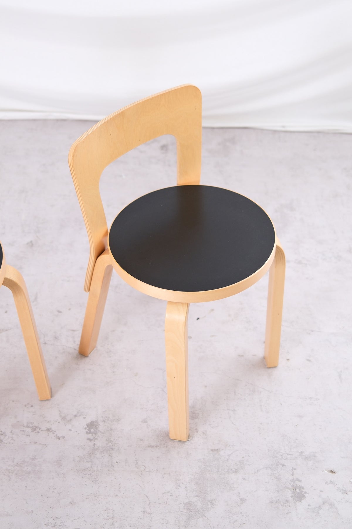 Artek 65 -tuolit, musta linoleumi