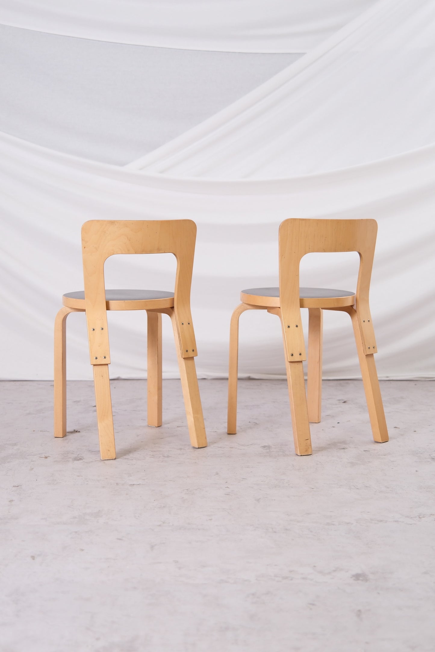 Artek 65 -tuolit, musta linoleumi
