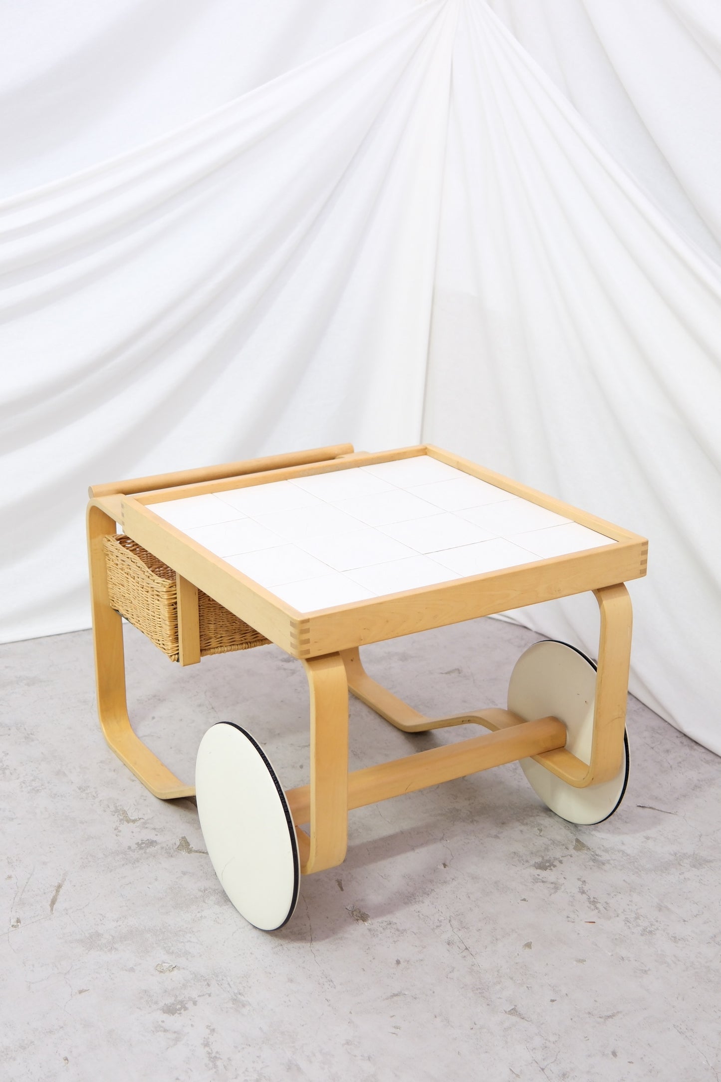 Vintage Artek 900 -teevaunu