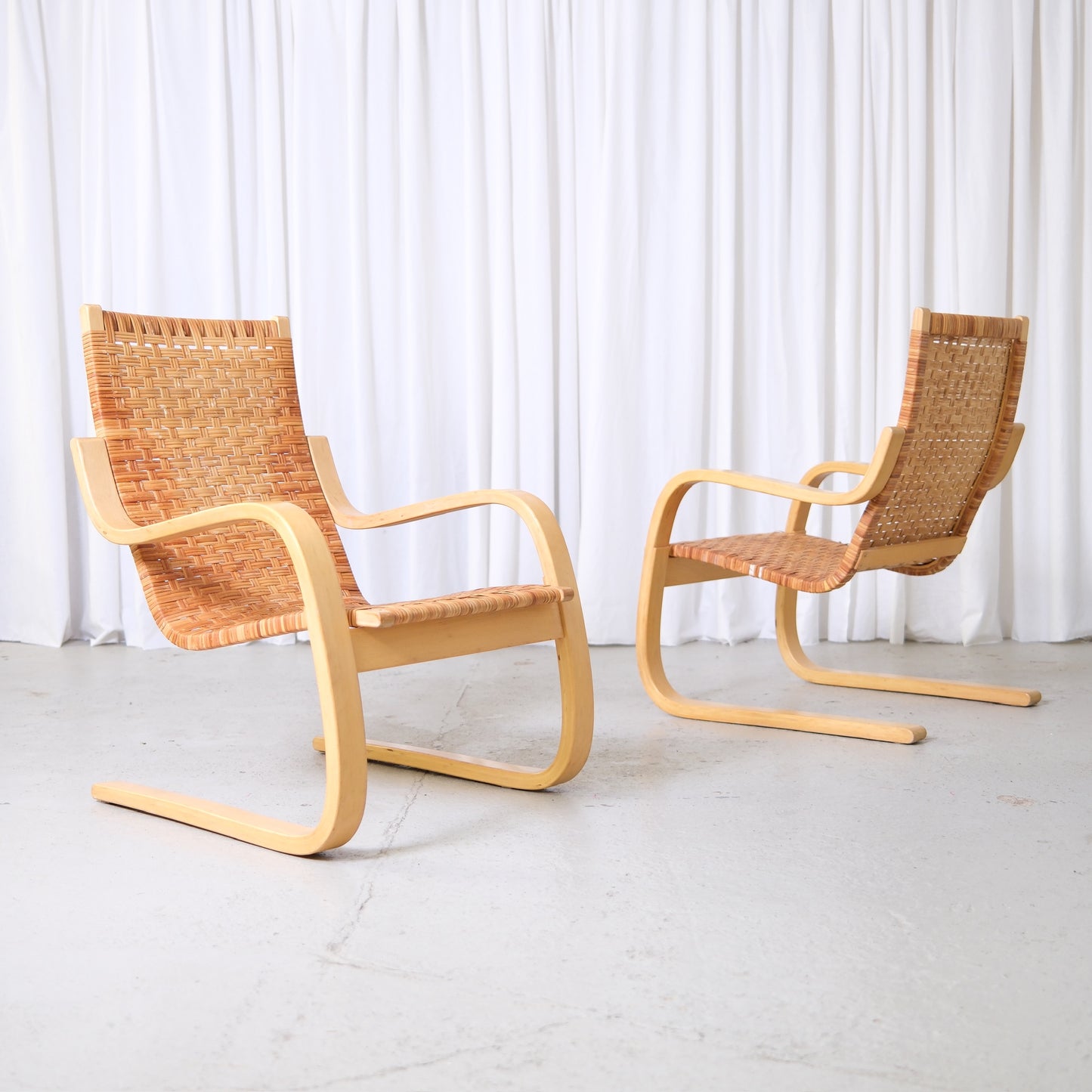 Alvar Aalto 406 -rottinkilepotuolit, valmistaja Artek