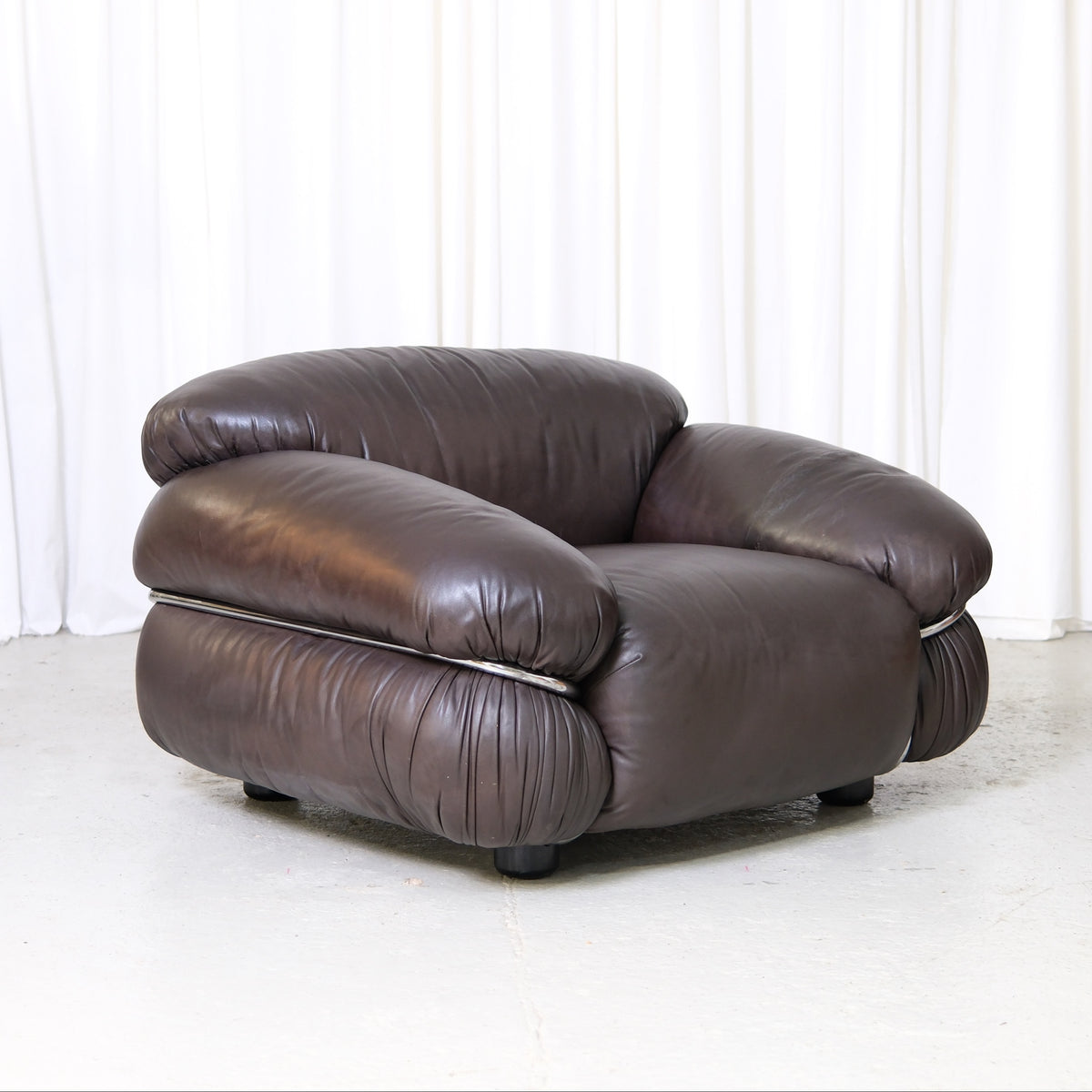 Original Gianfranco Frattini Sesann armchair for Cassina in dark brown leather. Italian design classic available from Helsinki with worldwide shipping.