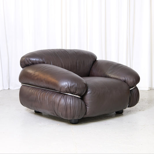 Original Gianfranco Frattini Sesann armchair for Cassina in dark brown leather. Italian design classic available from Helsinki with worldwide shipping.