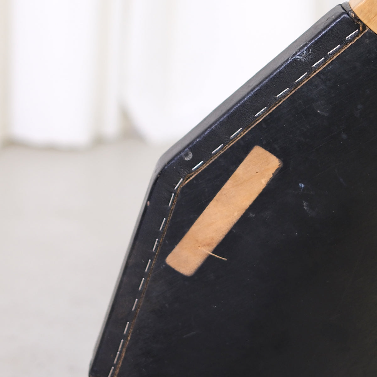 Artek X602 jakkara, musta nahka – Alvar Aalto