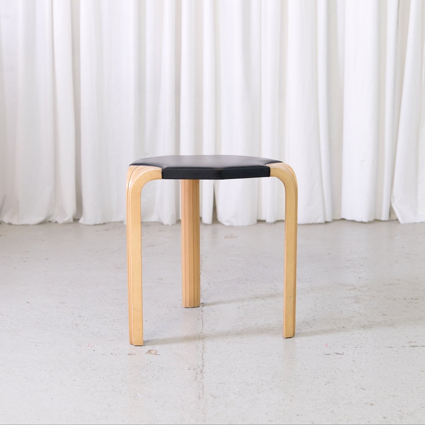Artek X602 jakkara, musta nahka – Alvar Aalto