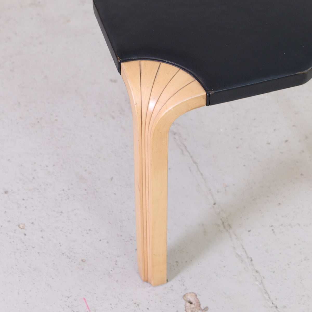 Artek X602 jakkara, musta nahka – Alvar Aalto