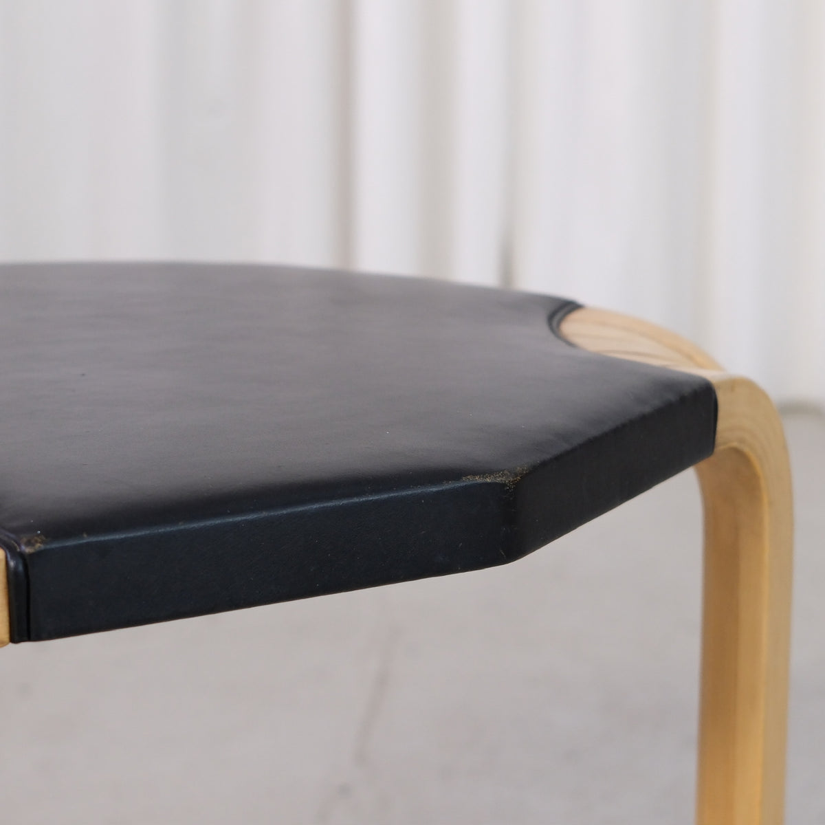 Artek X602 jakkara, musta nahka – Alvar Aalto