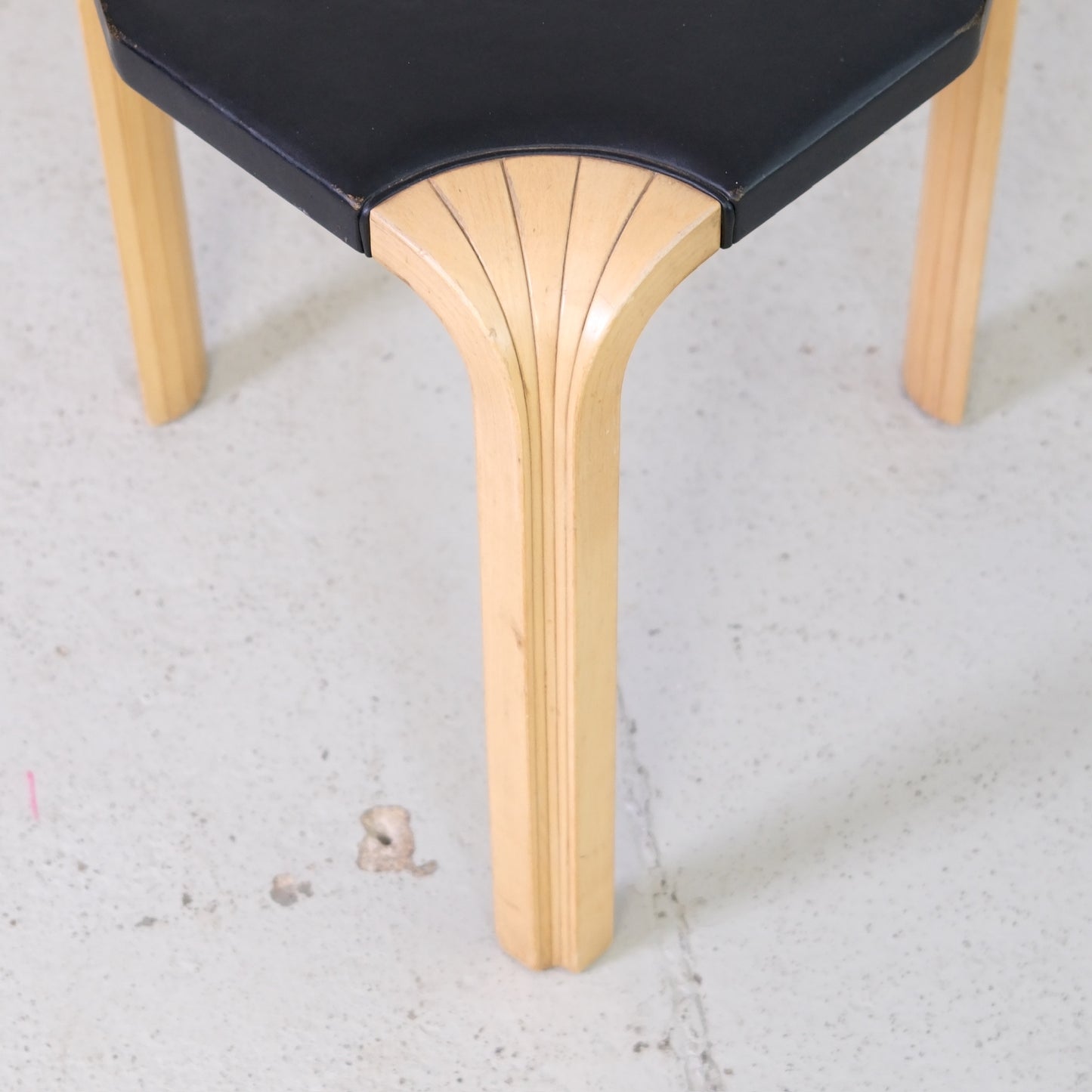 Artek X602 jakkara, musta nahka – Alvar Aalto