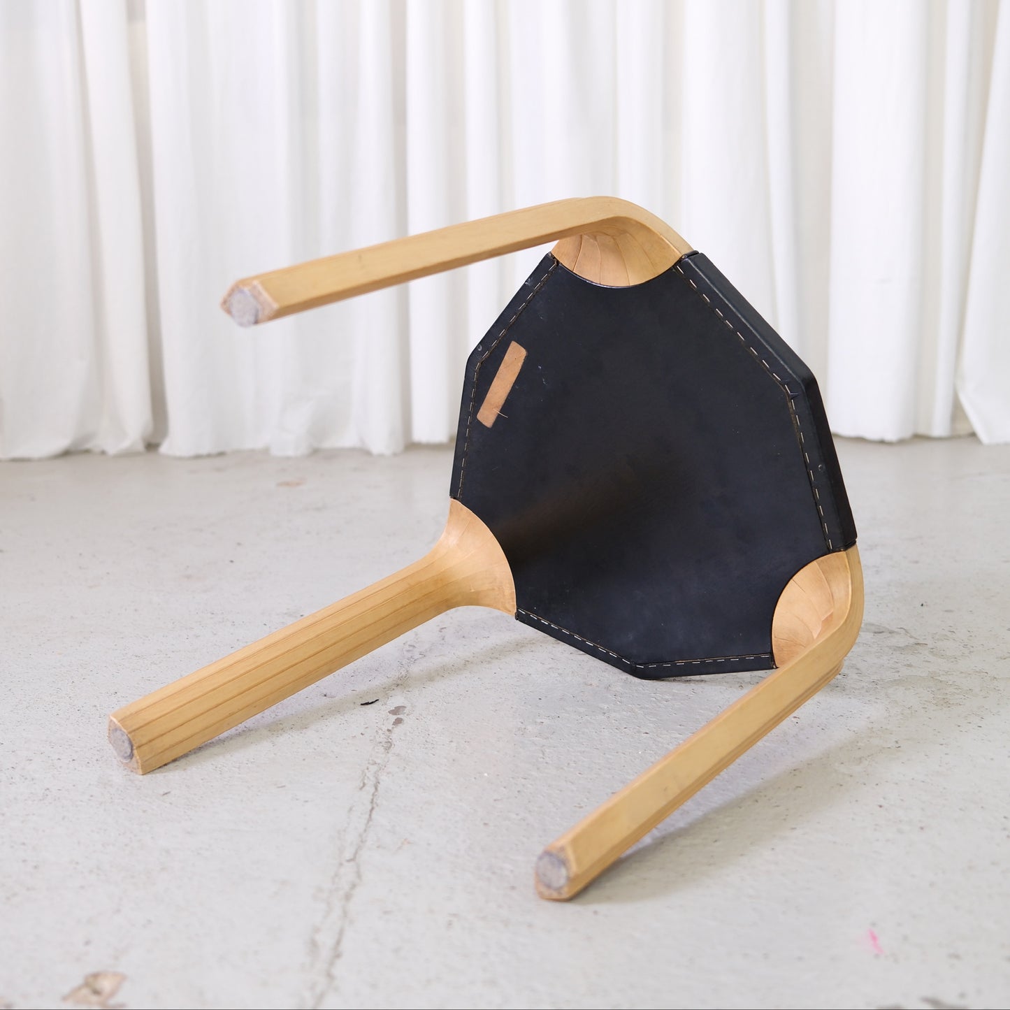 Artek X602 jakkara, musta nahka – Alvar Aalto