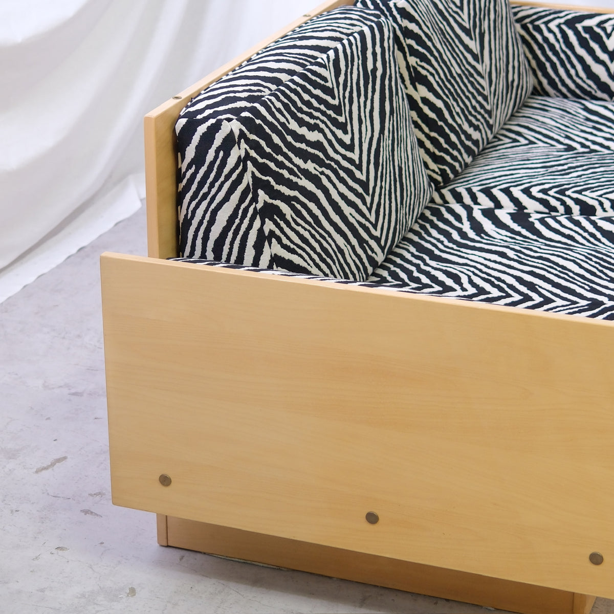 Ben af Schultén malli 555 sohva, uusi Zebra-verhoilu, valmistaja Artek