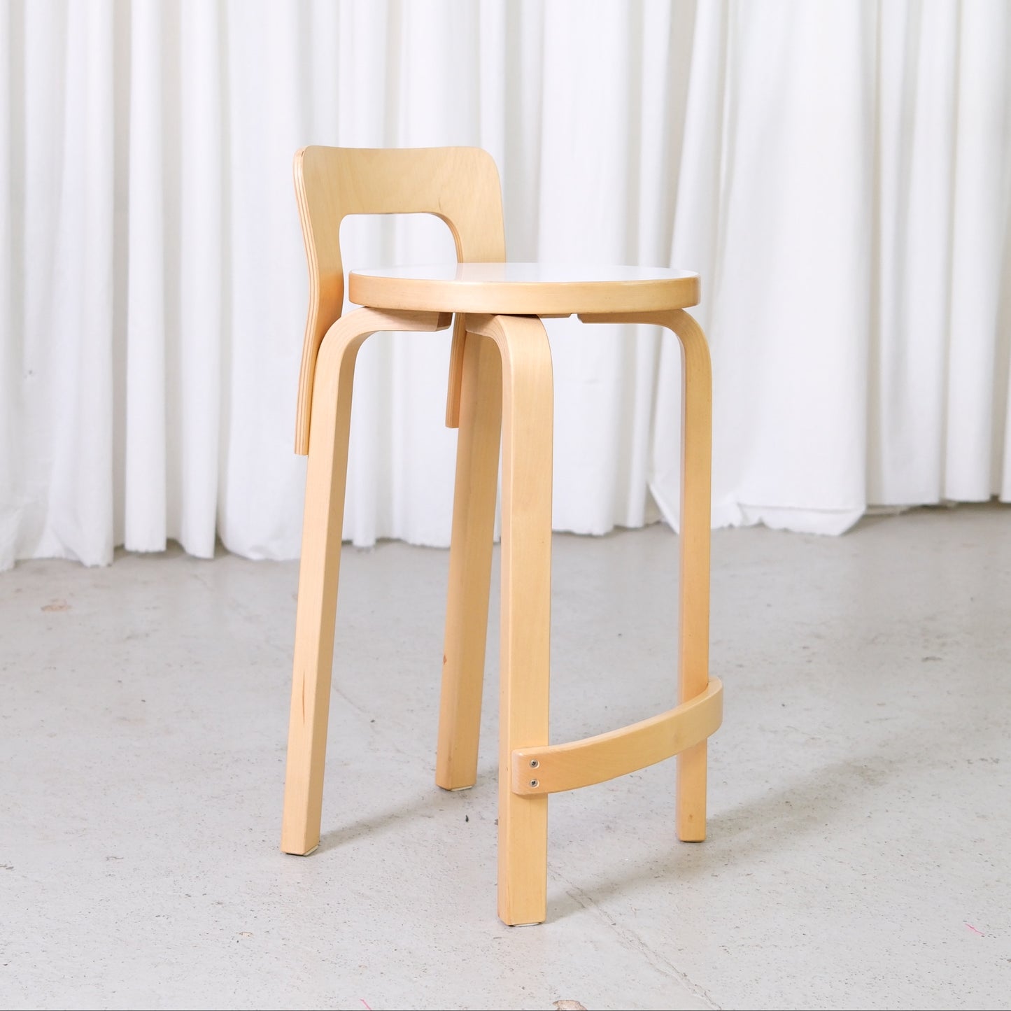 Artek K65 baarijakkara, koivu ja valkoinen laminaatti