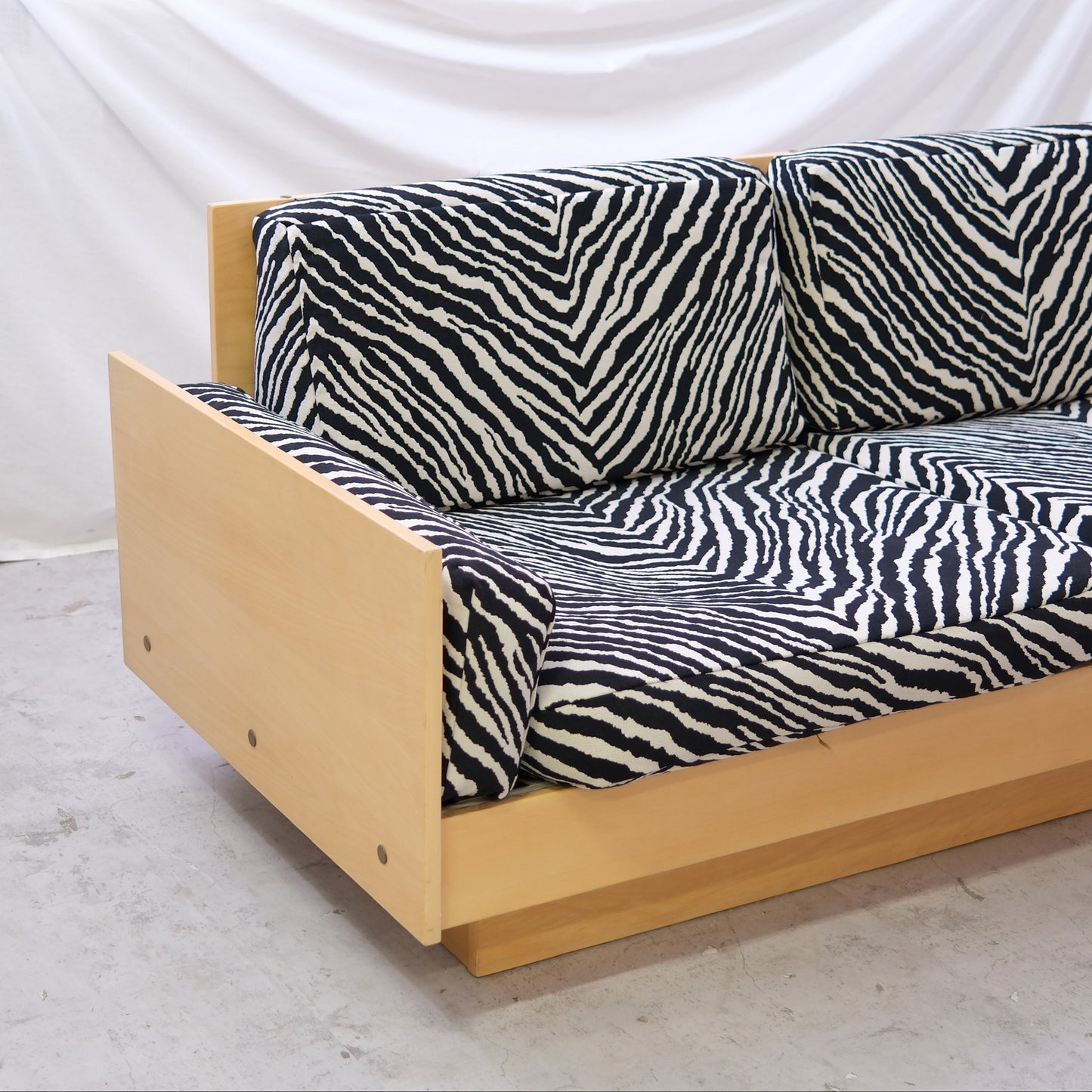 Ben af Schultén malli 555 sohva, uusi Zebra-verhoilu, valmistaja Artek