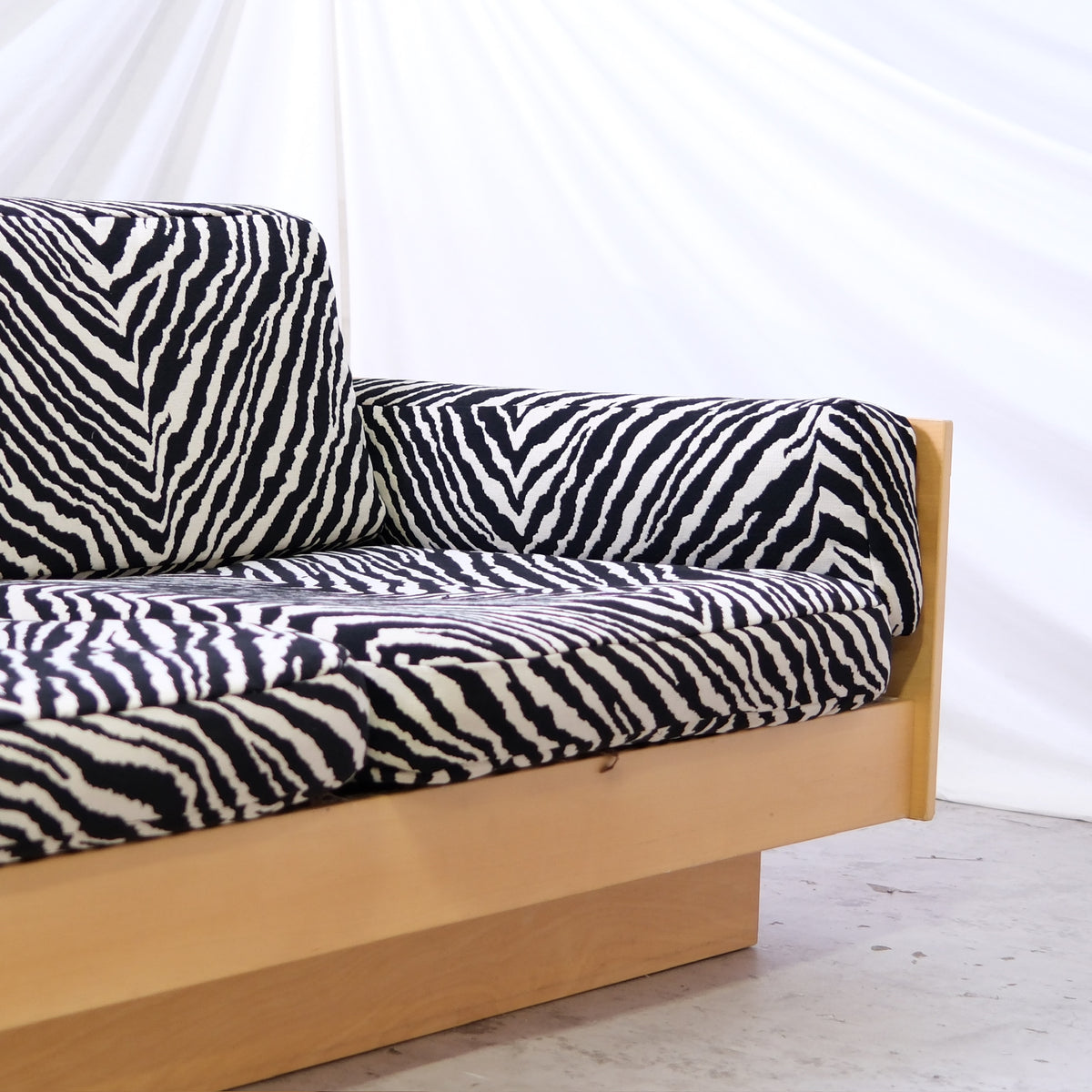 Ben af Schultén malli 555 sohva, uusi Zebra-verhoilu, valmistaja Artek