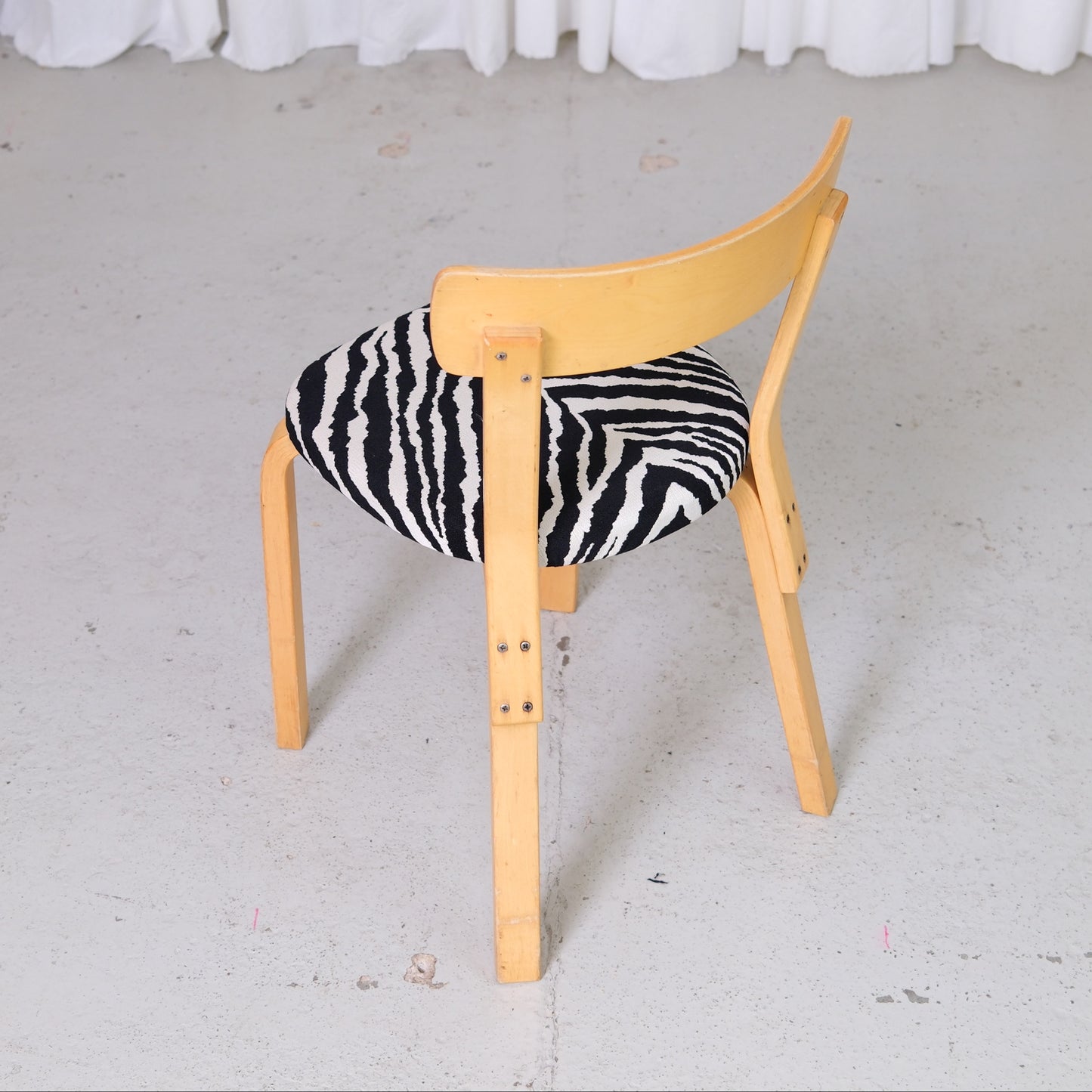 Artek tuoli 69, Zebra-verhoilu – Alvar Aalto