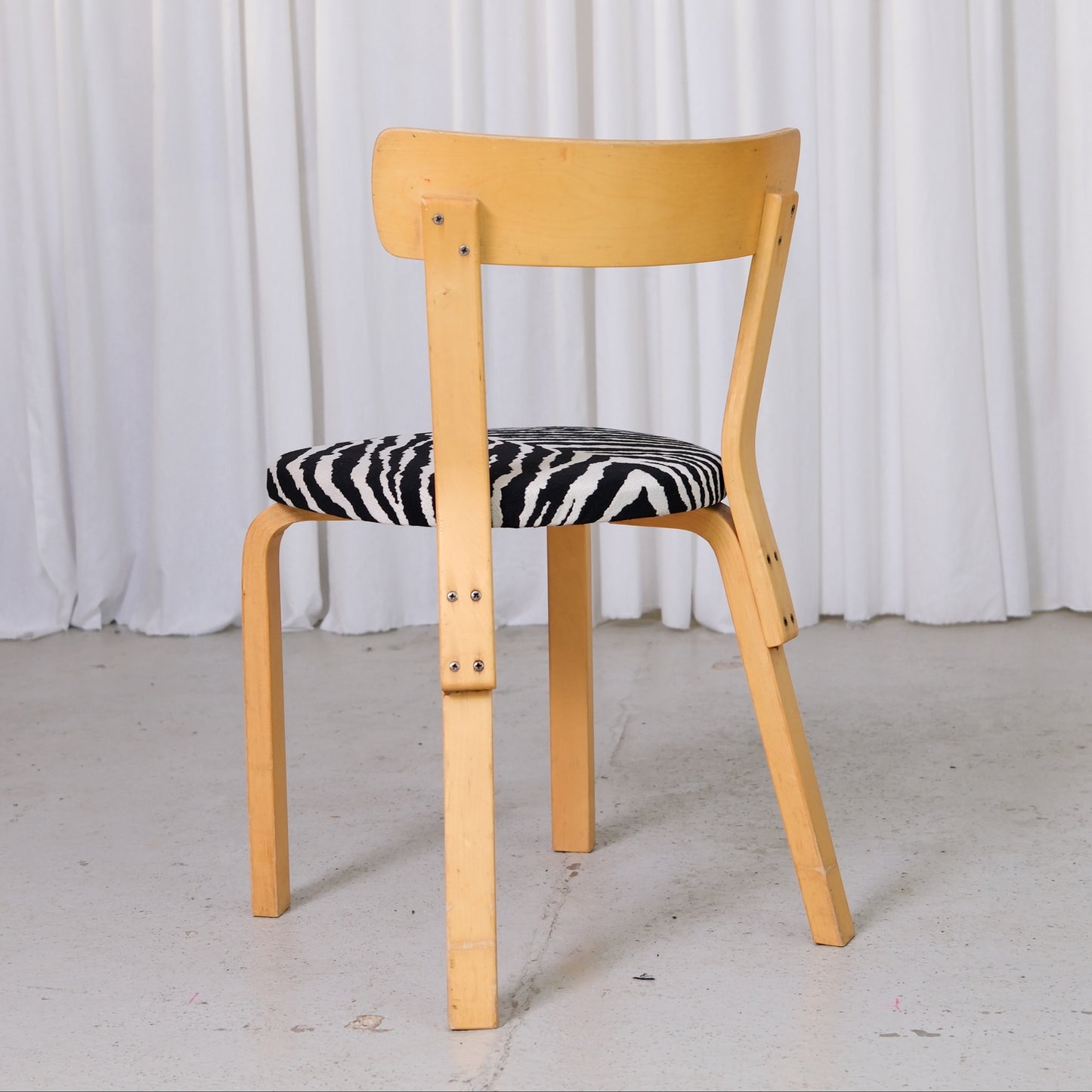 Artek tuoli 69, Zebra-verhoilu – Alvar Aalto