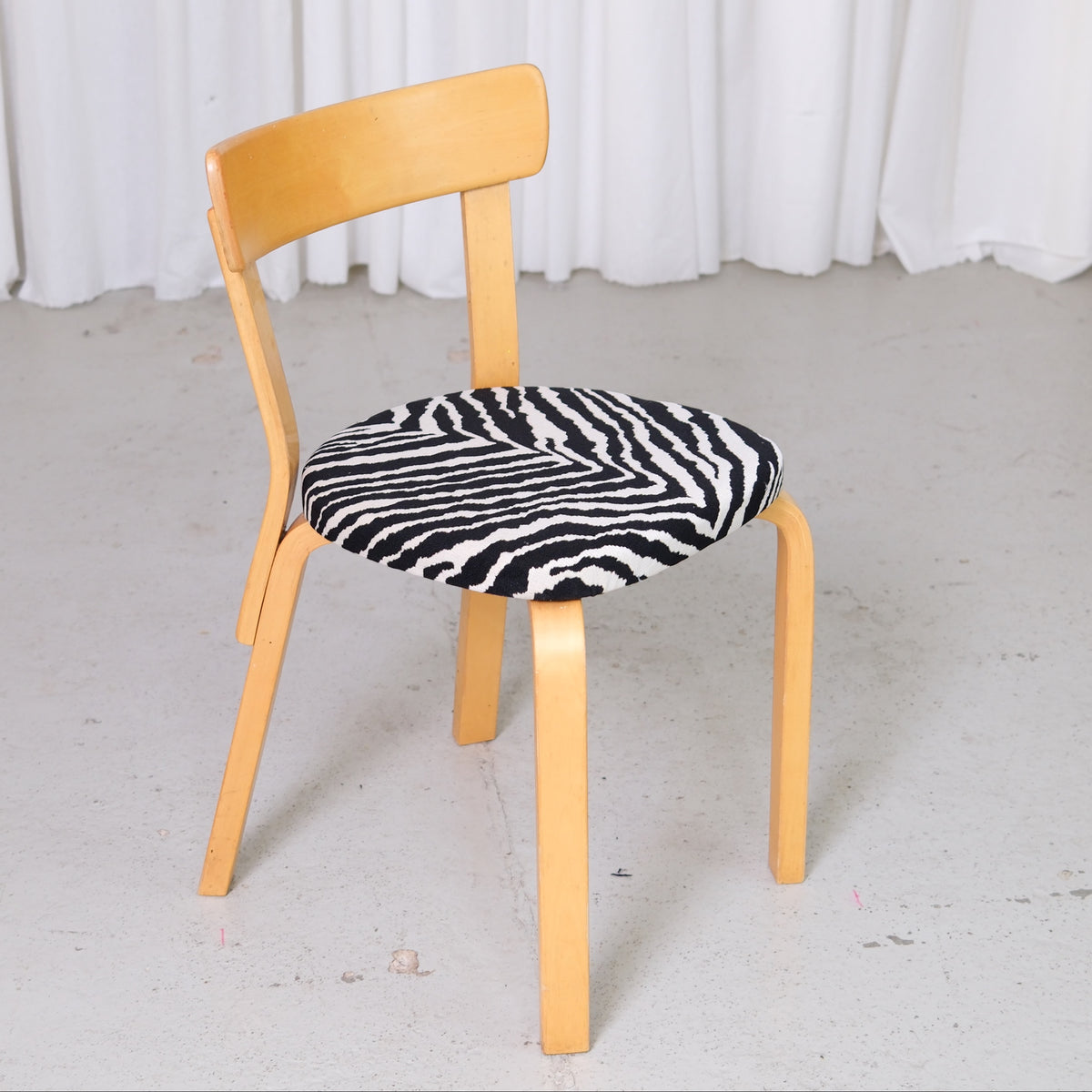 Artek tuoli 69, Zebra-verhoilu – Alvar Aalto
