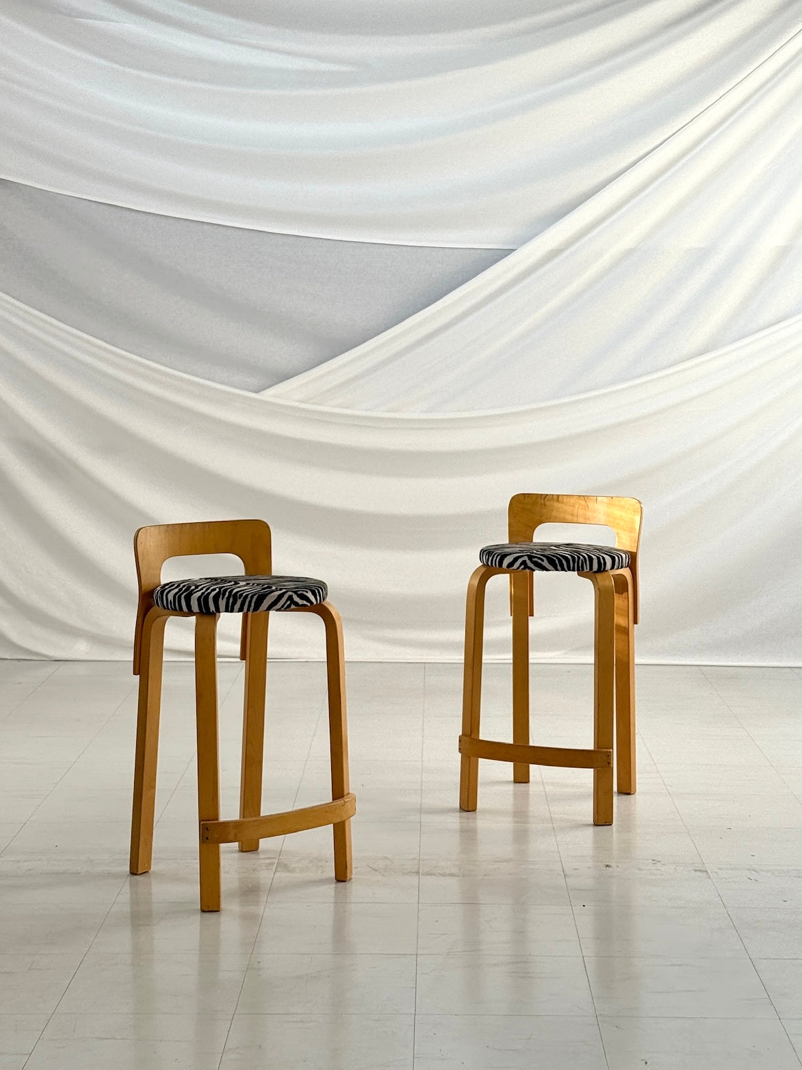 Alvar Aalto K65 -jakkara, valmistaja Artek