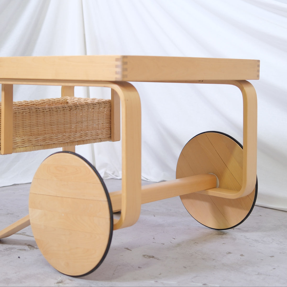 Artek 900 -teetarjoiluvaunu, erikoisversio, siniset laatat, 2006