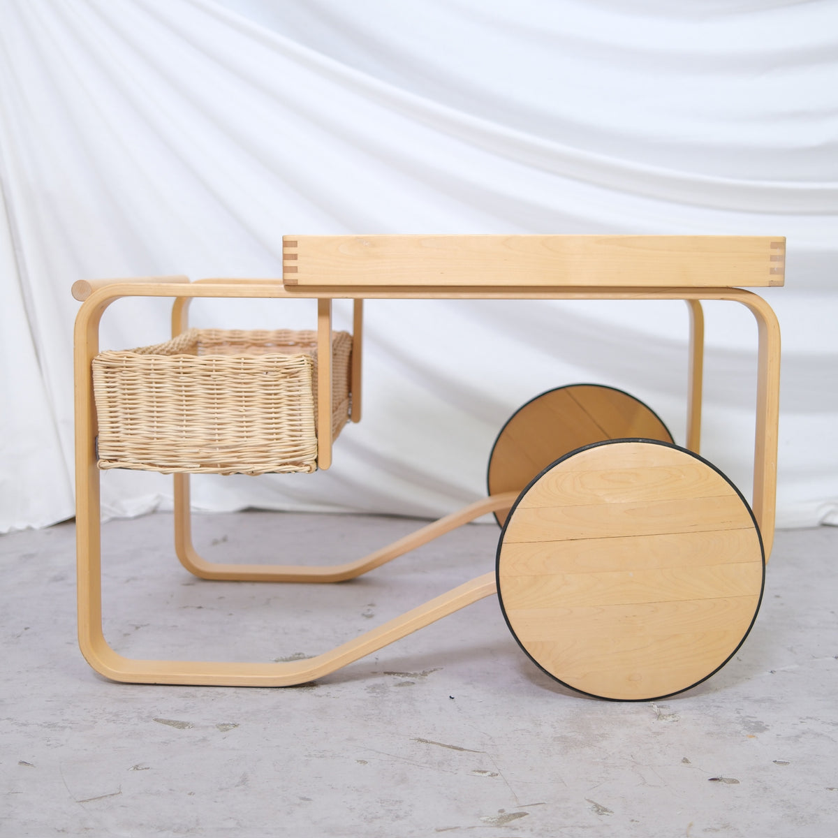 Artek 900 -teetarjoiluvaunu, erikoisversio, siniset laatat, 2006